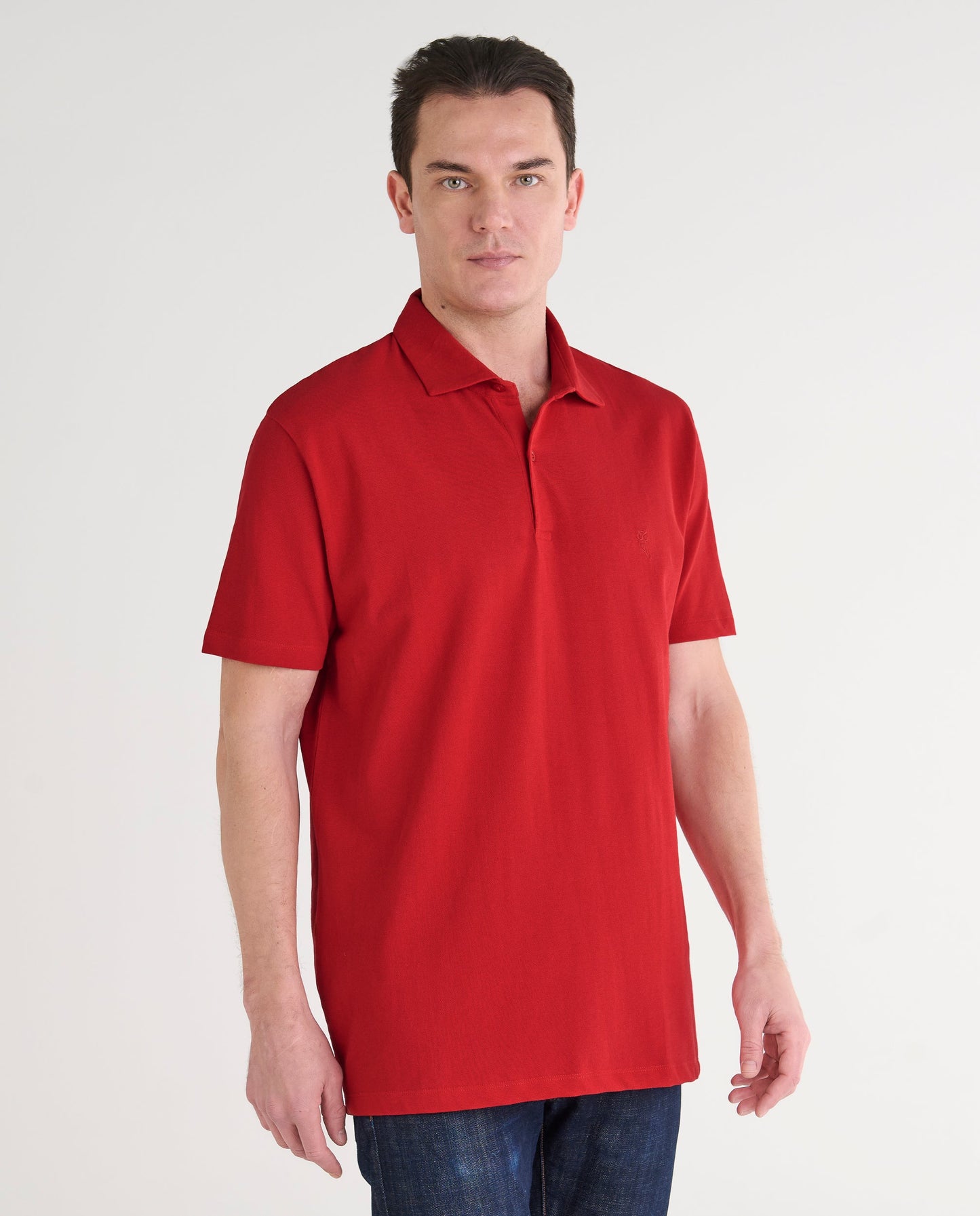 Camisa polo roja de algodón para hombre, estilo casual, manga corta y ajuste regular.
