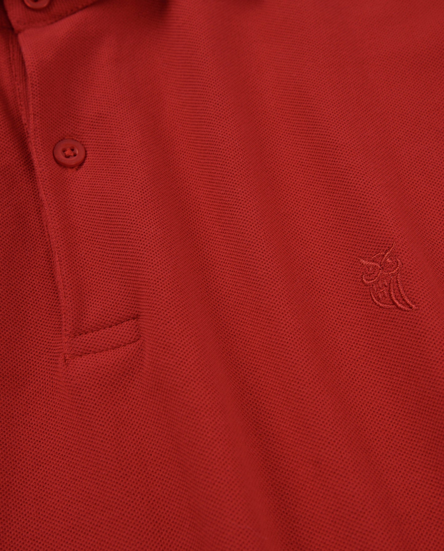 Polo de hombre color rojo, tejido de piqué, con botones y logo bordado en el pecho.