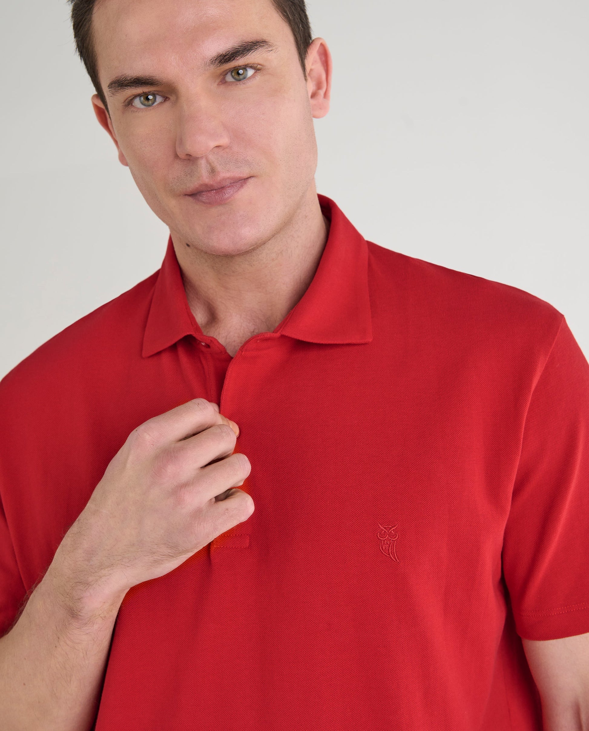 Polo rojo de algodón para hombre, diseño clásico y elegante con bordado discreto en el pecho.