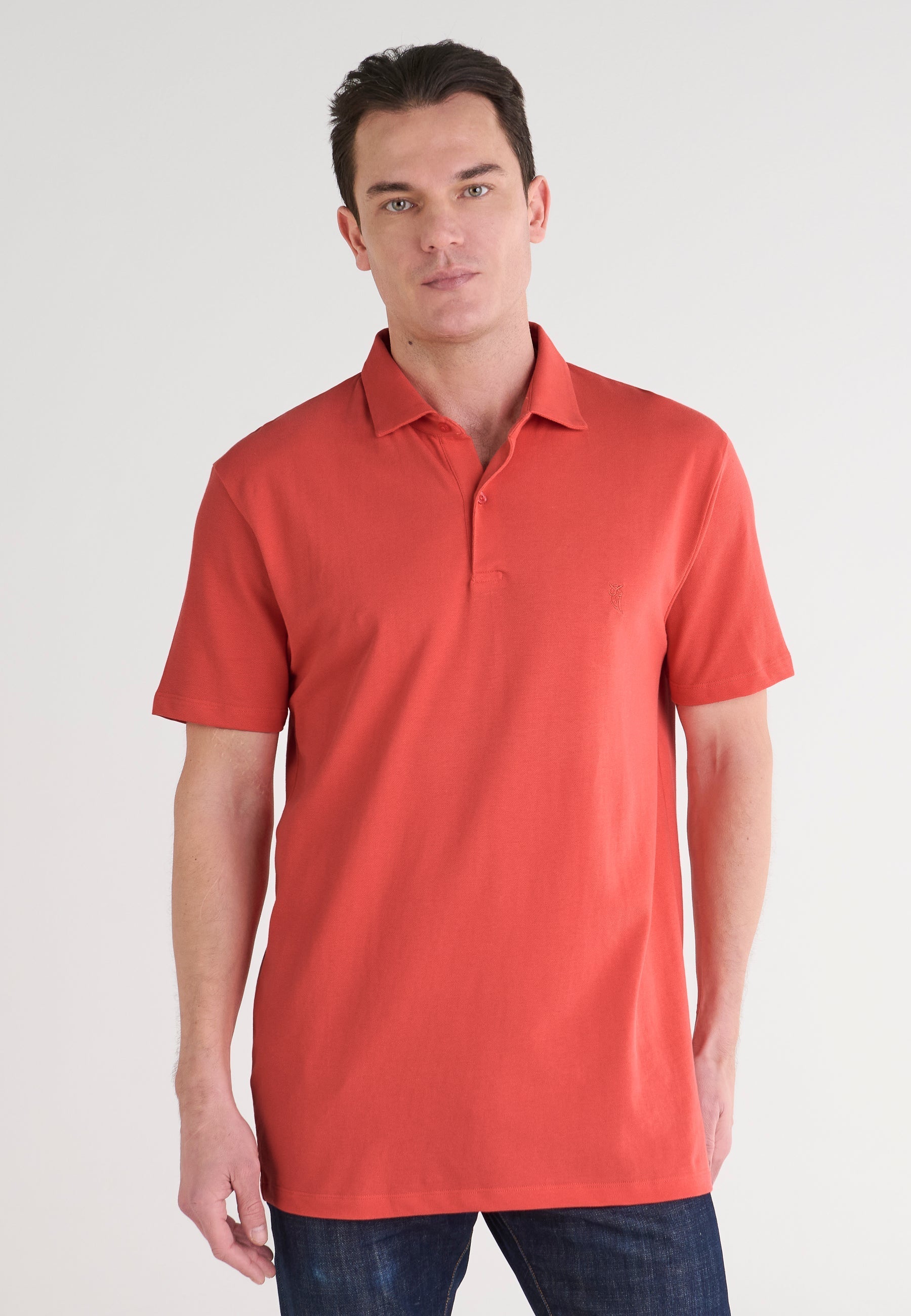 Camisa polo de hombre en color coral, 100% algodón, estilo clásico, manga corta y corte regular.