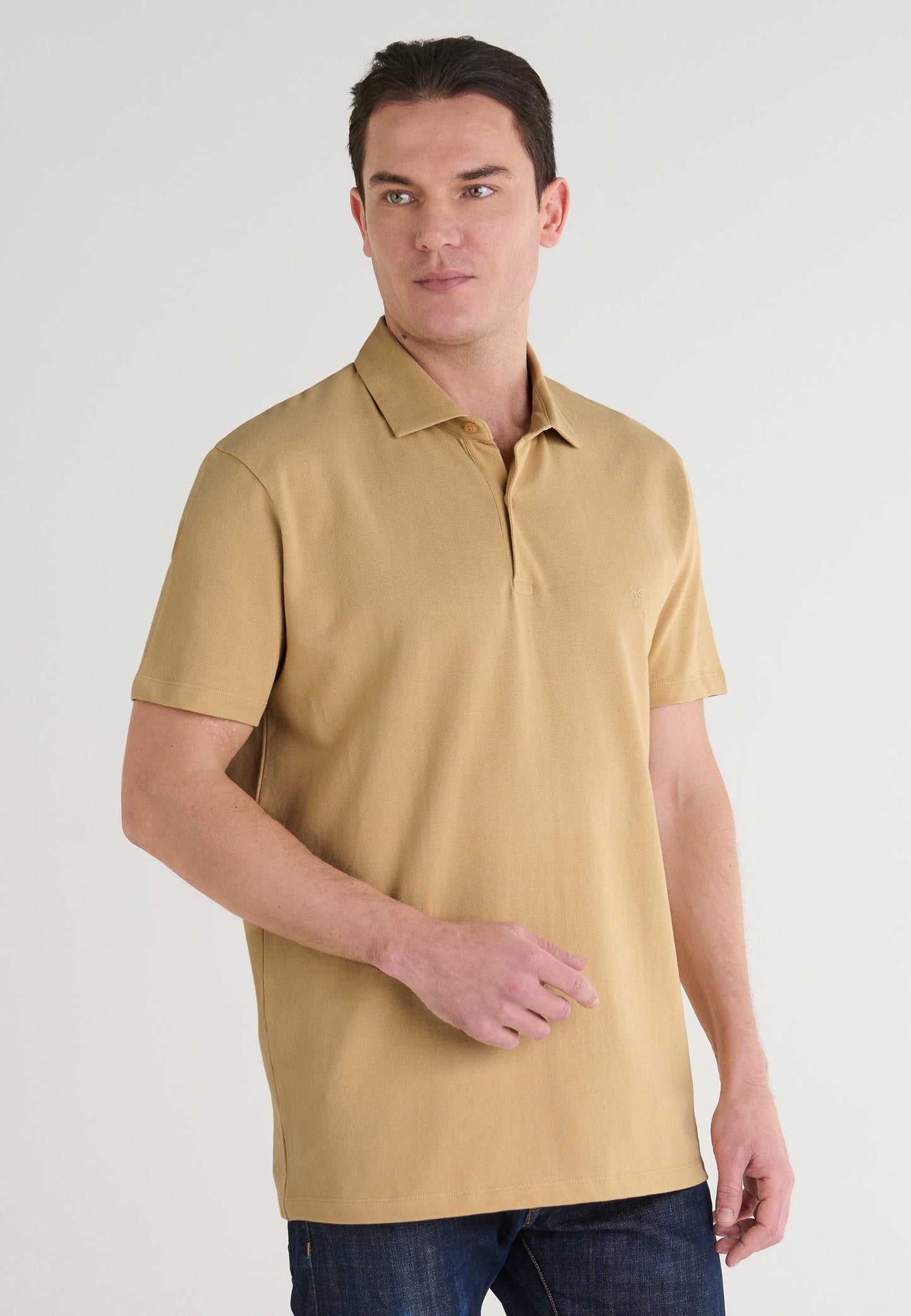 Polo de hombre beige, fabricado en algodón suave, estilo casual, con cuello tipo polo y mangas cortas.