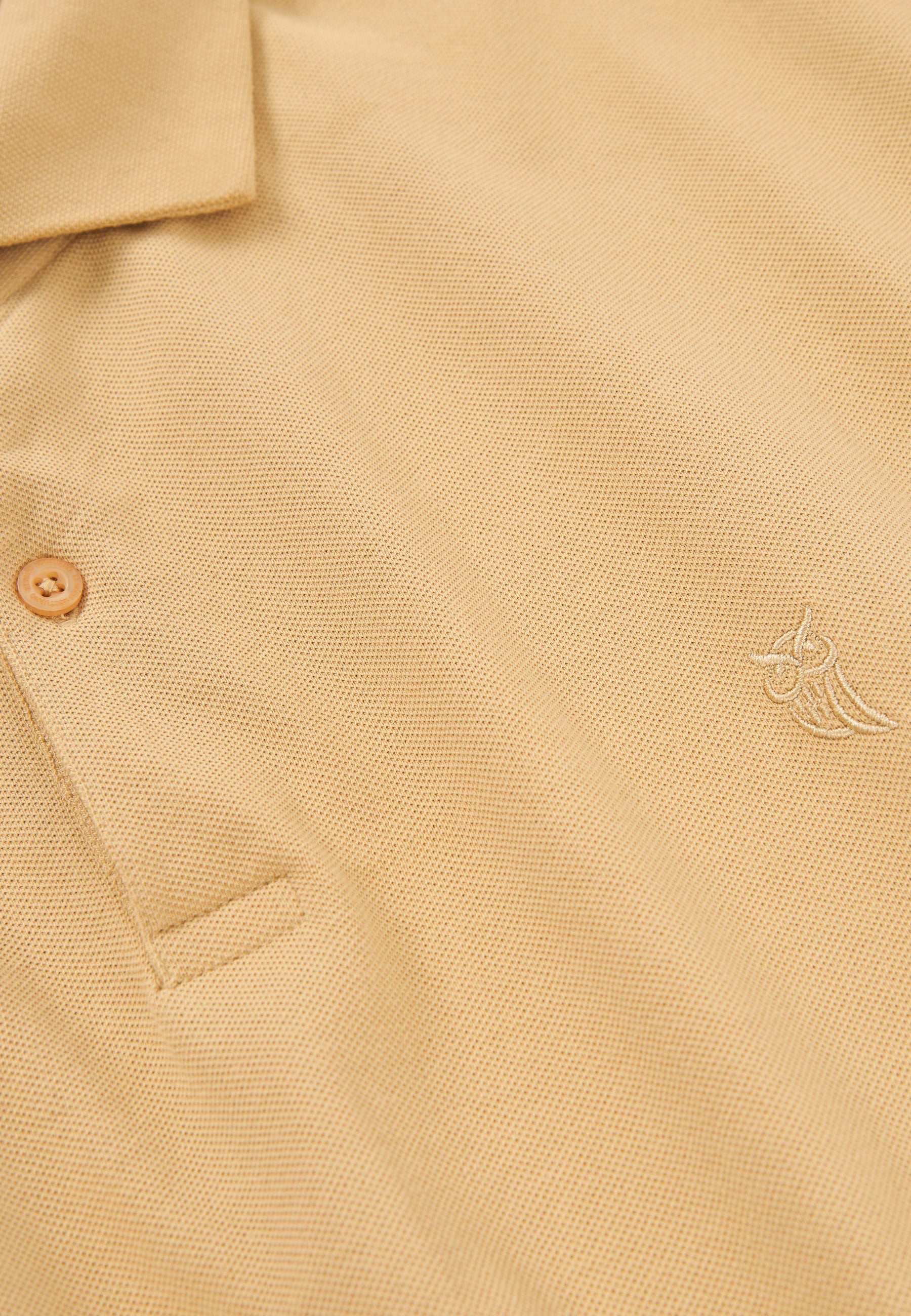 Polo amarillo claro de algodón con detalles bordados y botones, estilo casual y moderno.