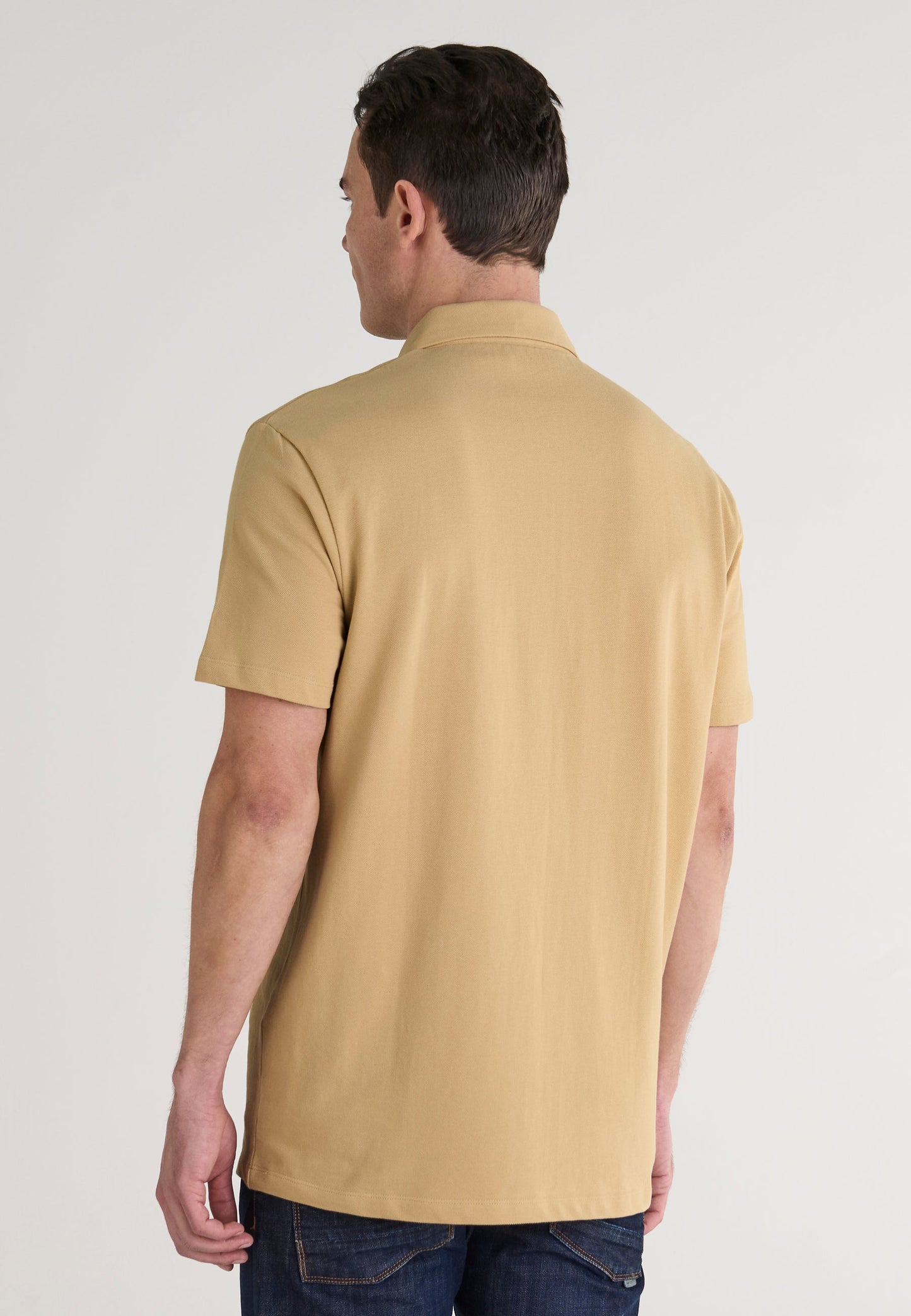 Camisa de hombre de color beige, confeccionada en algodón, estilo casual, con cuello y mangas cortas.