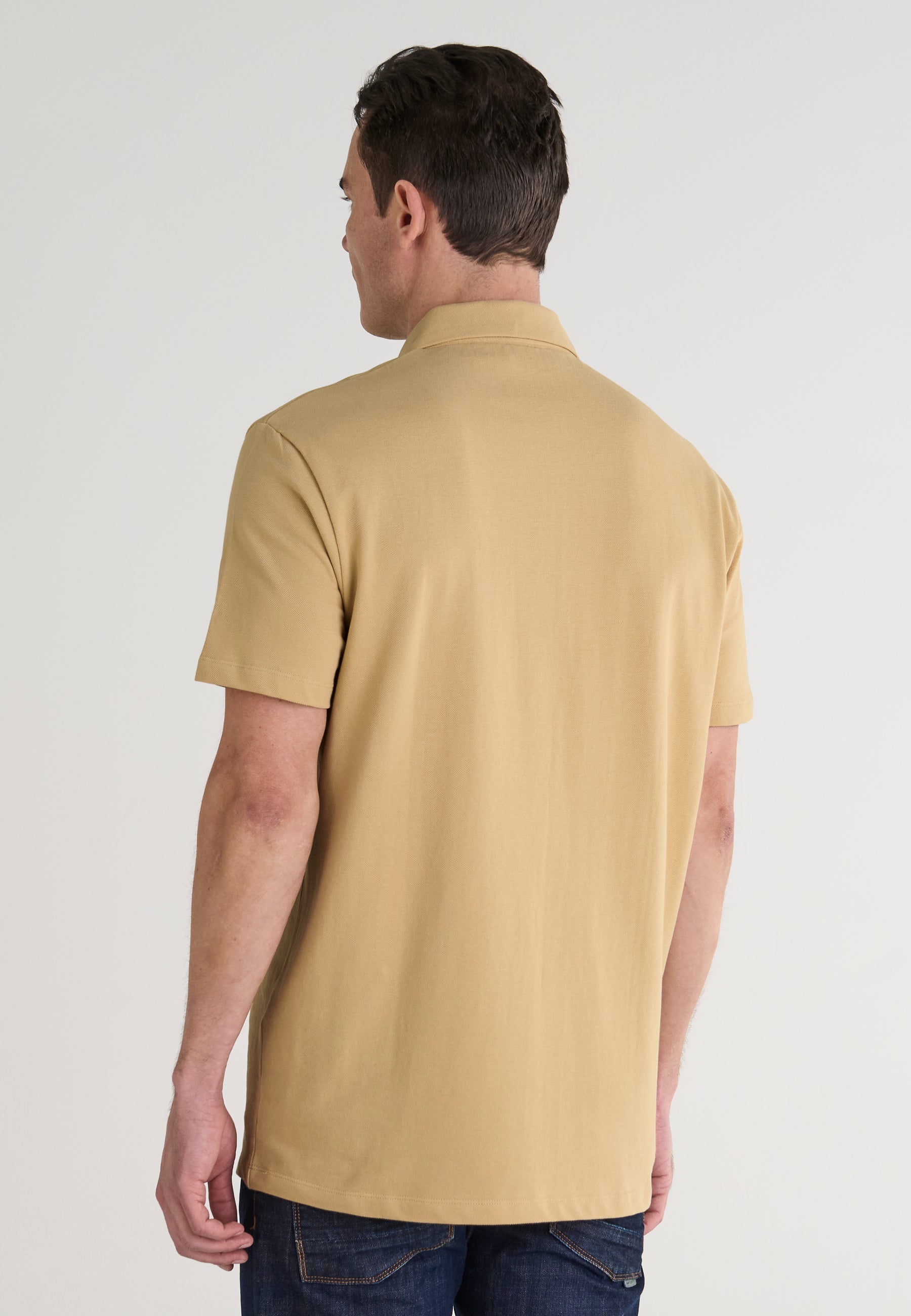 Camisa de hombre de color beige, confeccionada en algodón, estilo casual, con cuello y mangas cortas.