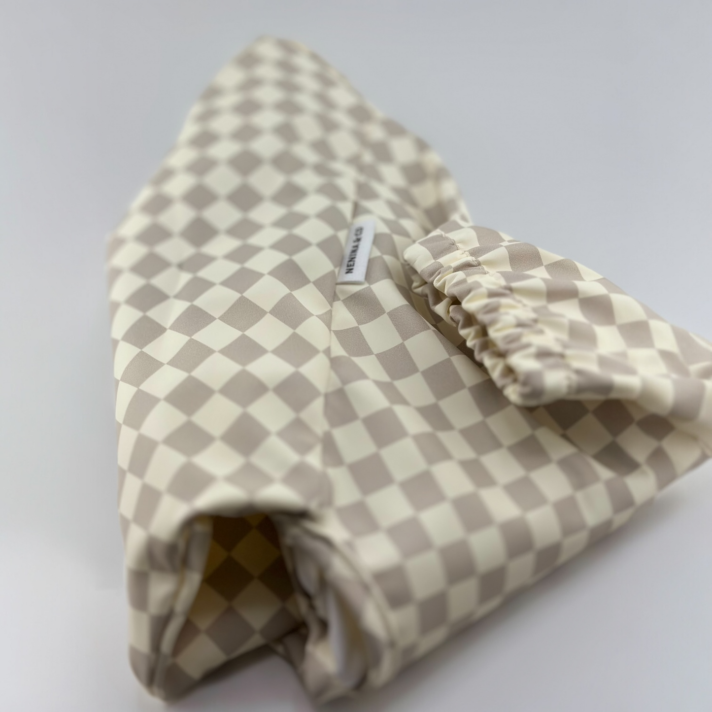 Babero con manga impermeable Vichy Beige Nenina & Co