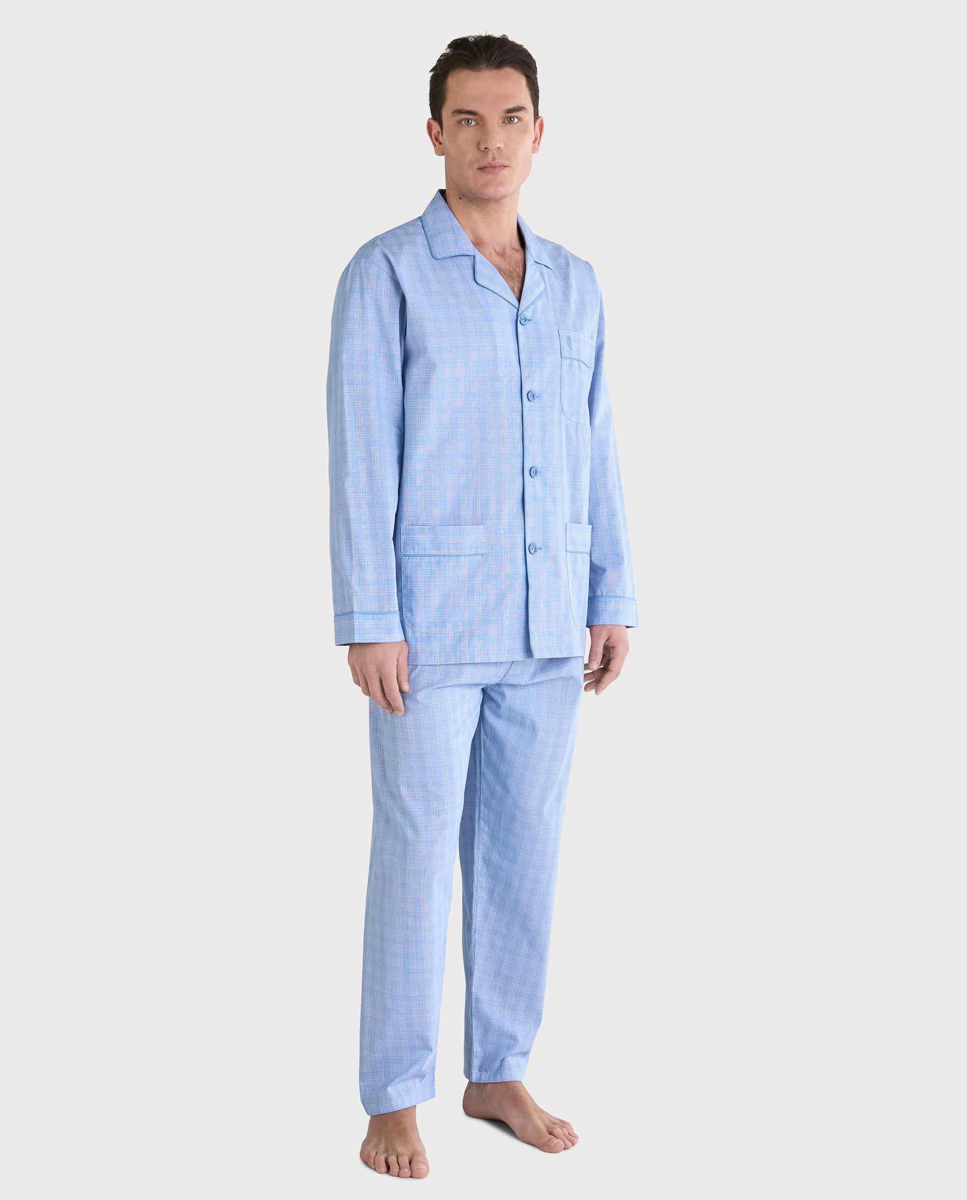 Pijama de hombre azul claro a cuadros, de algodón, estilo clásico con botones y pantalones largos.