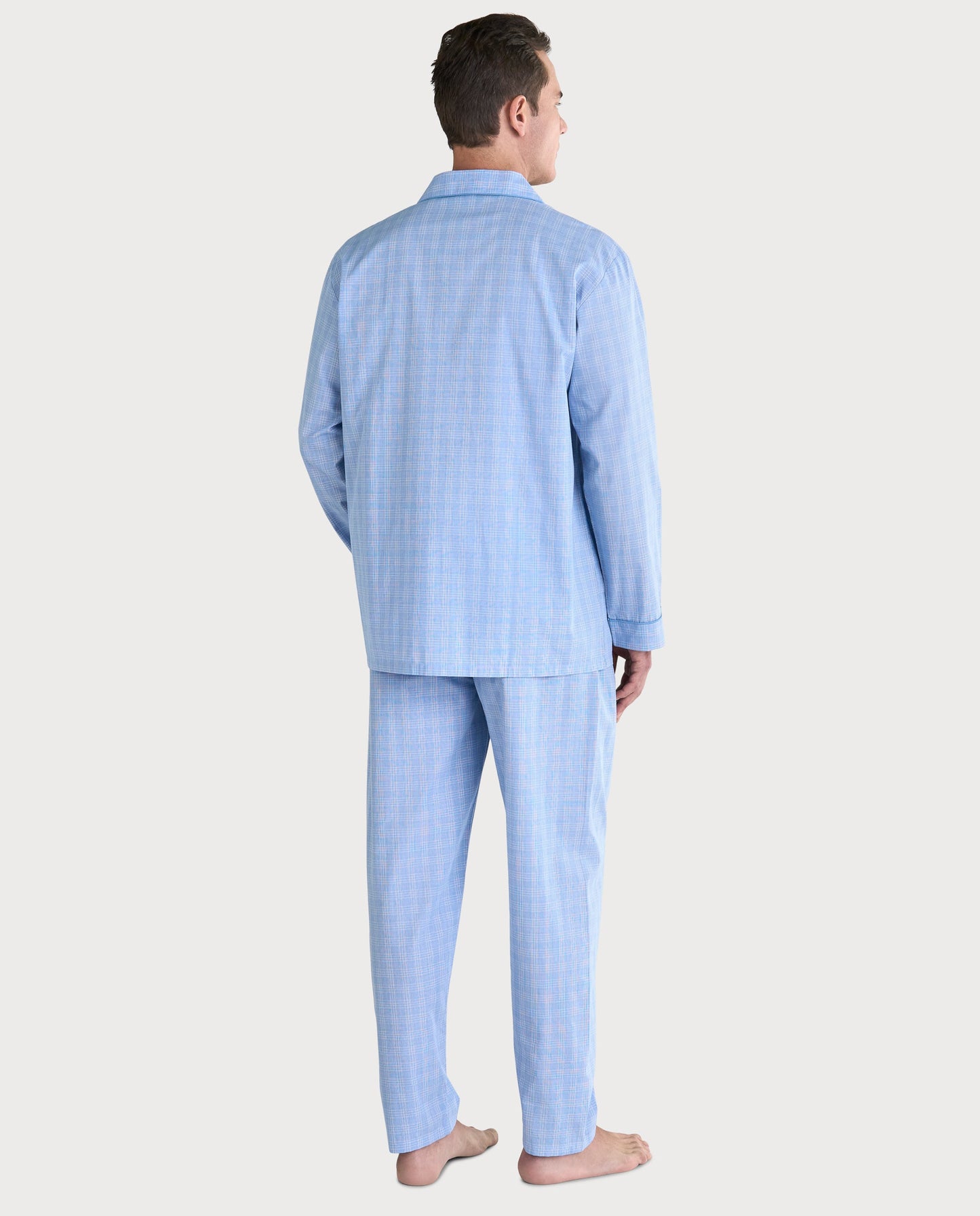 Pijama de hombre en azul claro con diseño a cuadros, fabricado en algodón suave y ligero. Modelo de dos piezas.