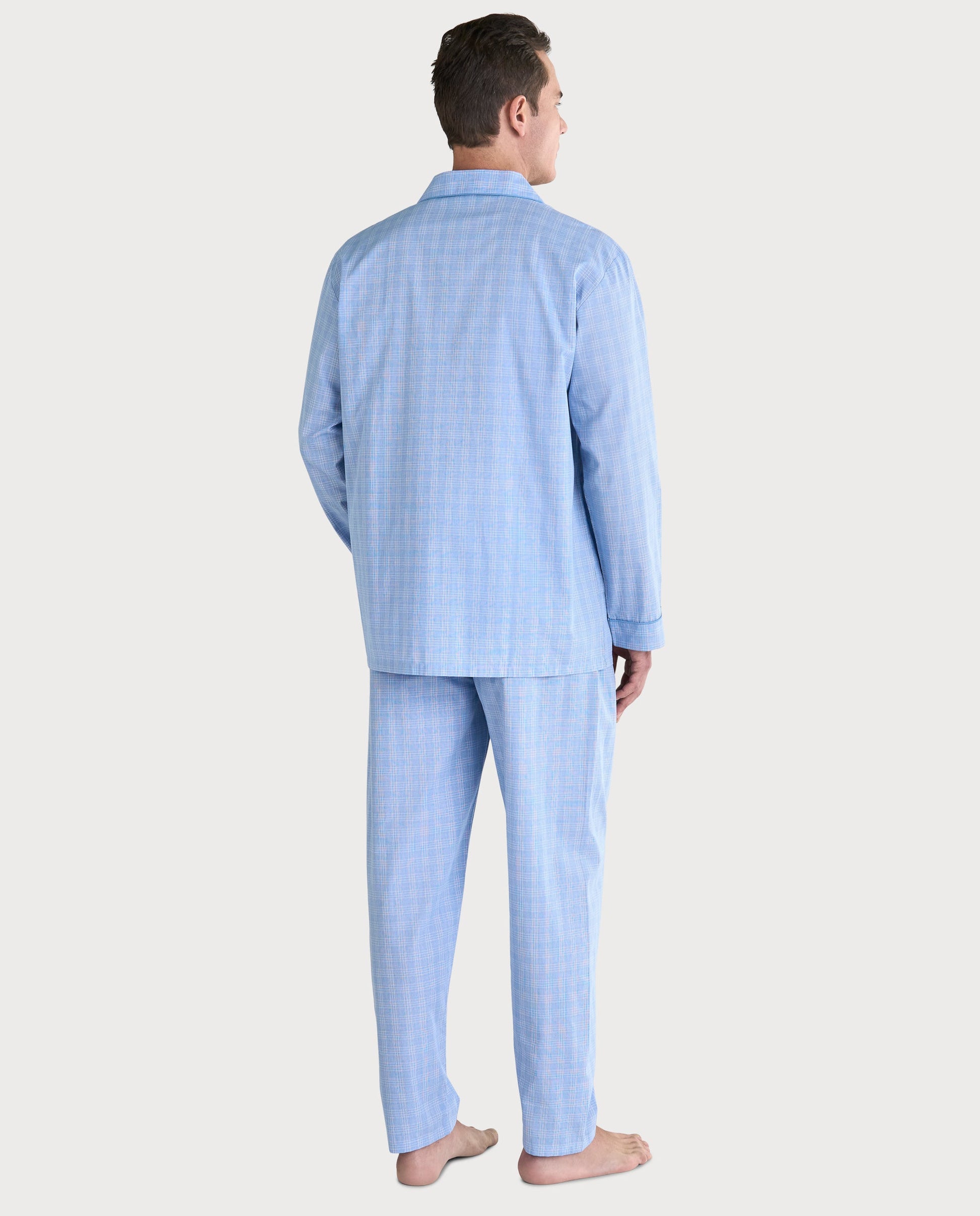 Pijama de hombre en azul claro con diseño a cuadros, fabricado en algodón suave y ligero. Modelo de dos piezas.