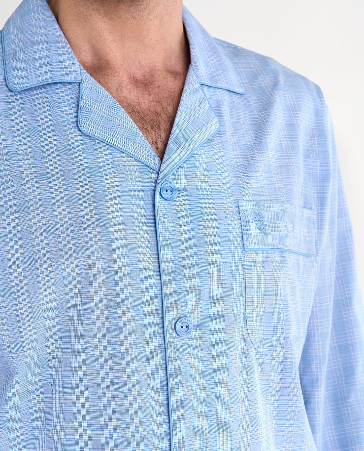 Camisa de pijama de hombre azul claro con cuadros, algodón suave y bolsillo en el pecho. Estilo cómodo y elegante.