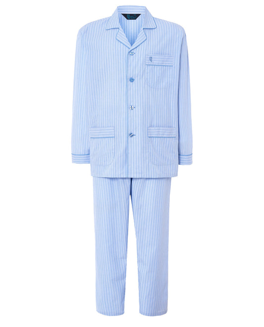 Pijama de rayas azules, algodón ligero, estilo clásico, con chaqueta de botones y pantalones largos.