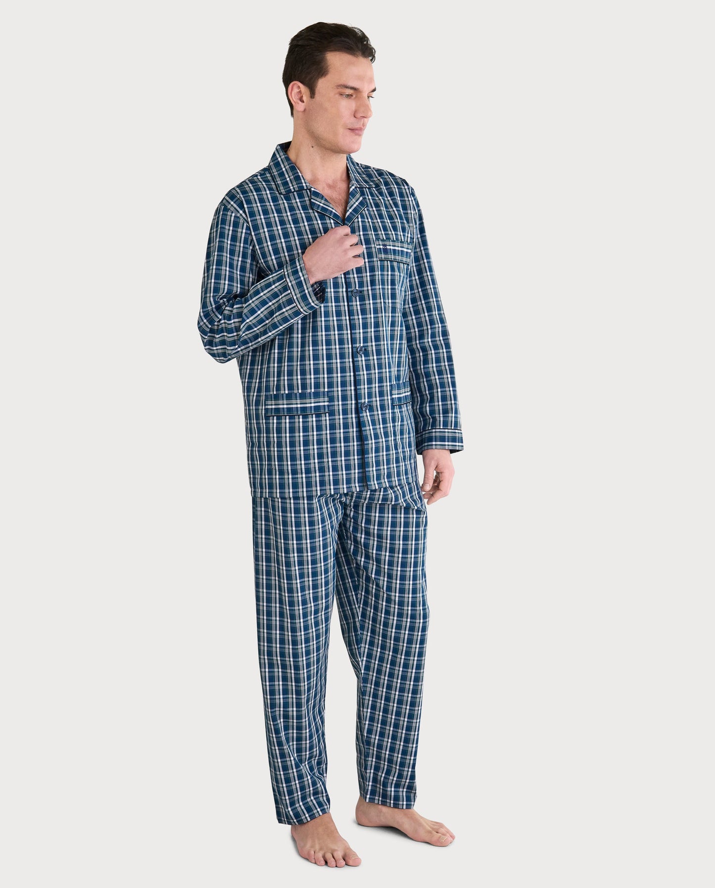 Pijama de hombre de cuadros azul y blanco, confeccionado en algodón suave, estilo clásico y cómodo.