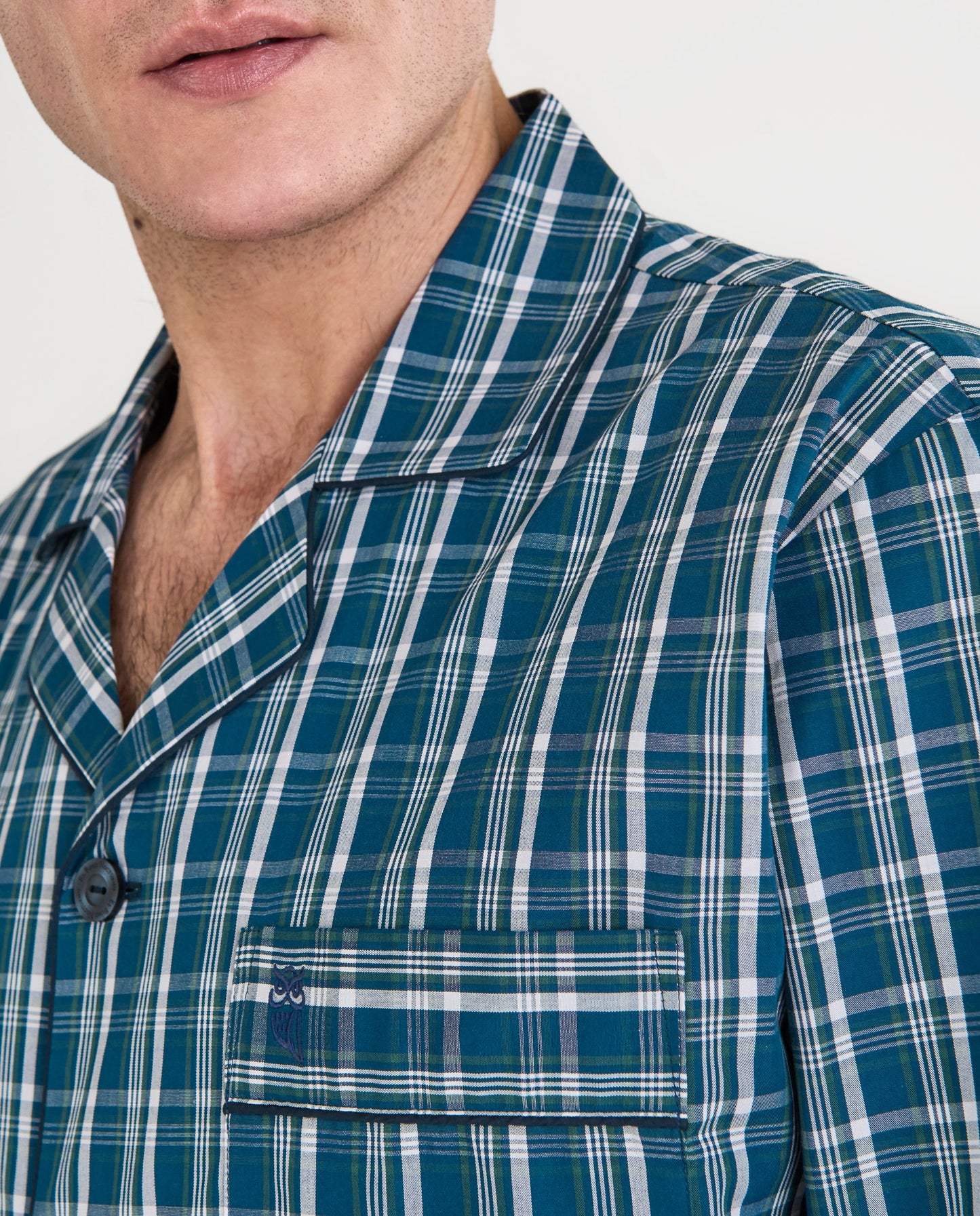 Camisa de pijama de cuadros azul y verde, 100% algodón, estilo relajado con bolsillo en el pecho.