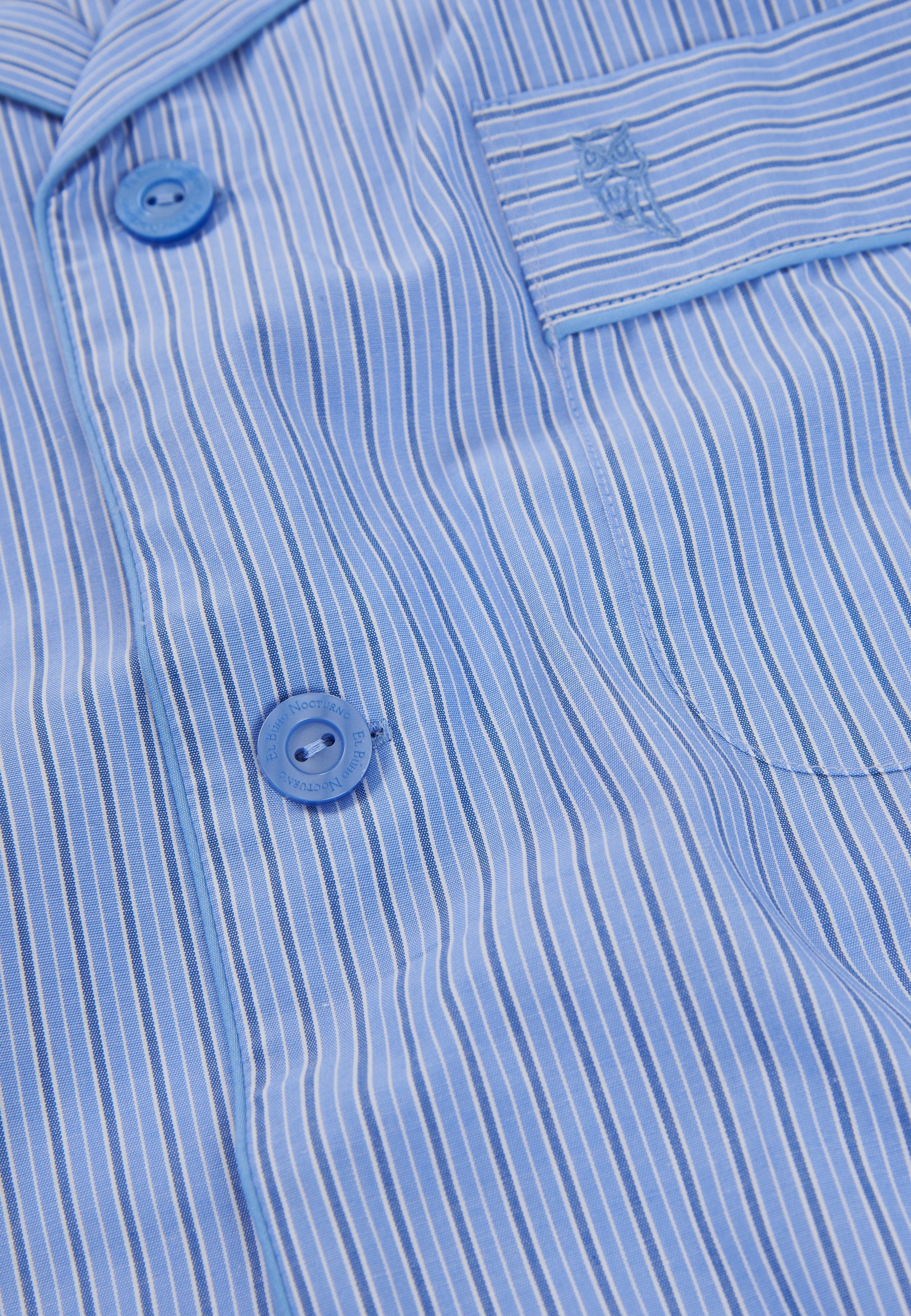 Camisa de pijama azul a rayas, 100% algodón, con botones y bolsillo frontal bordado.