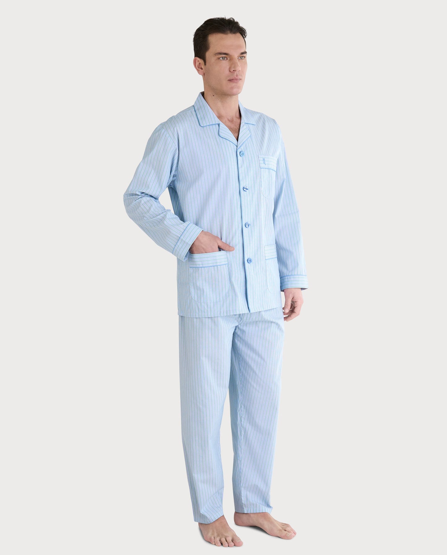 Pijamas de hombre azul claro a rayas, fabricados en algodón suave, estilo clásico con botones y bolsillo.