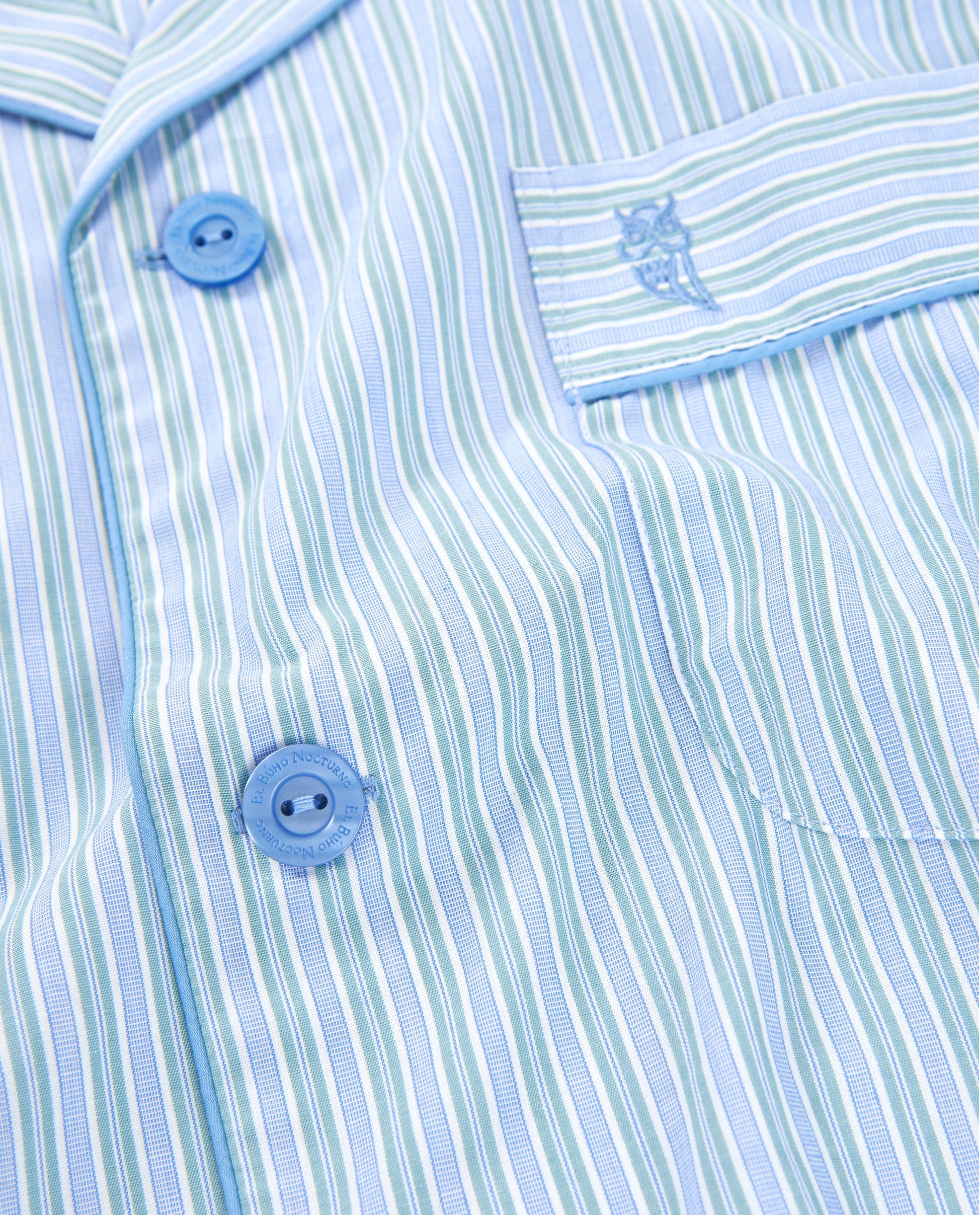 Camisa de pijama de rayas azul claro y blanco, algodón suave, con botones azules y bordado de búho.