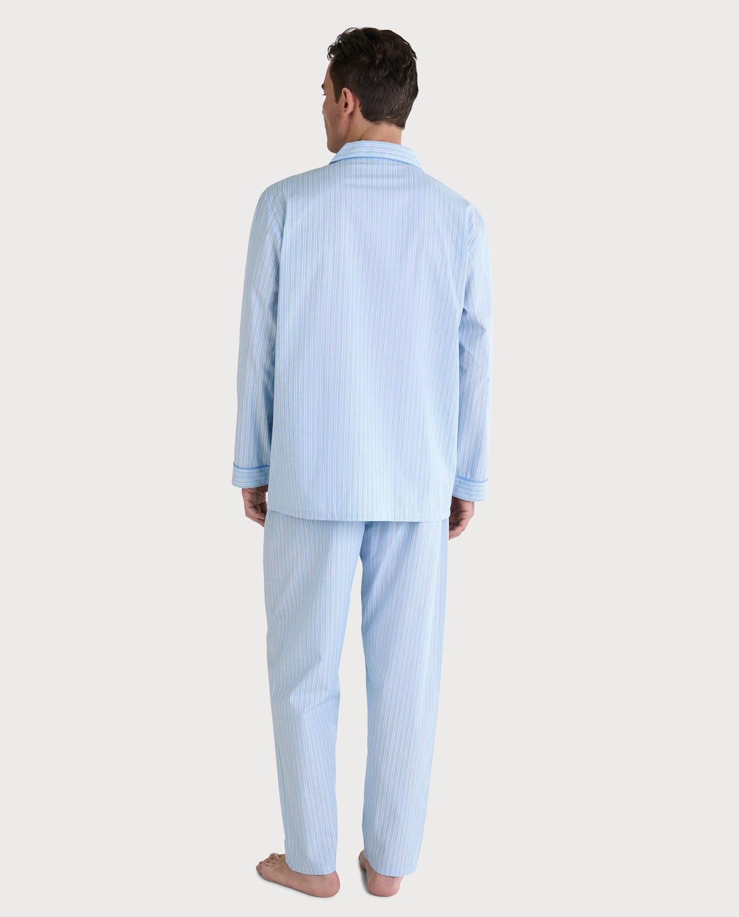 Pijama de hombre azul claro con rayas, material suave, estilo clásico, ideal para comodidad nocturna.