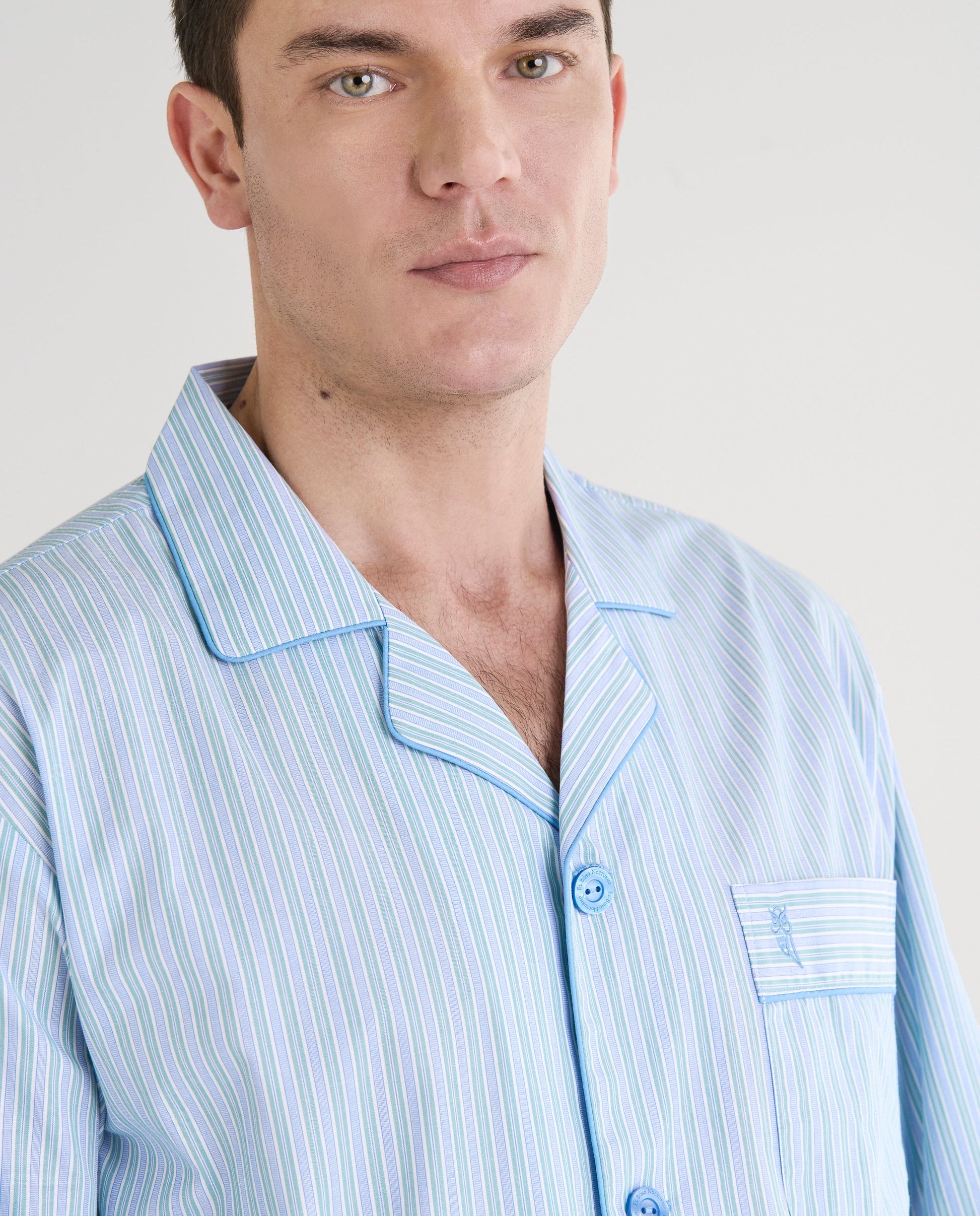 Camisa de pijama de rayas azul y blanco, algodón suave, estilo clásico con bolsillo en el pecho.