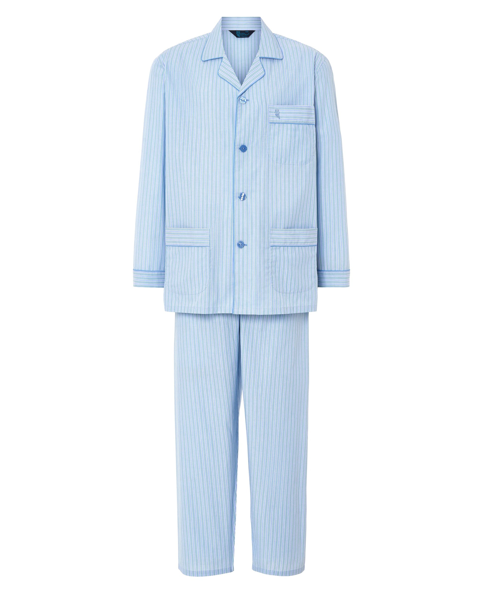 Pijama de rayas azul claro, tejido suave, diseño clásico con chaqueta de botones y pantalones a juego.