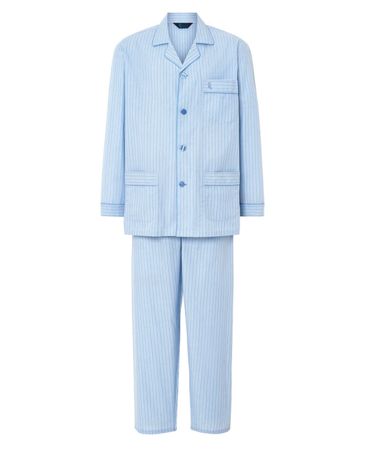 Pijama de rayas azul claro, tejido suave, diseño clásico con chaqueta de botones y pantalones a juego.