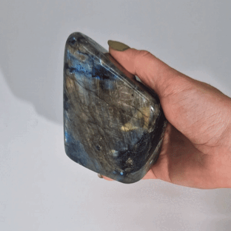 Piedra labradorita azul brillante, forma irregular, ideal para decoración y meditación.