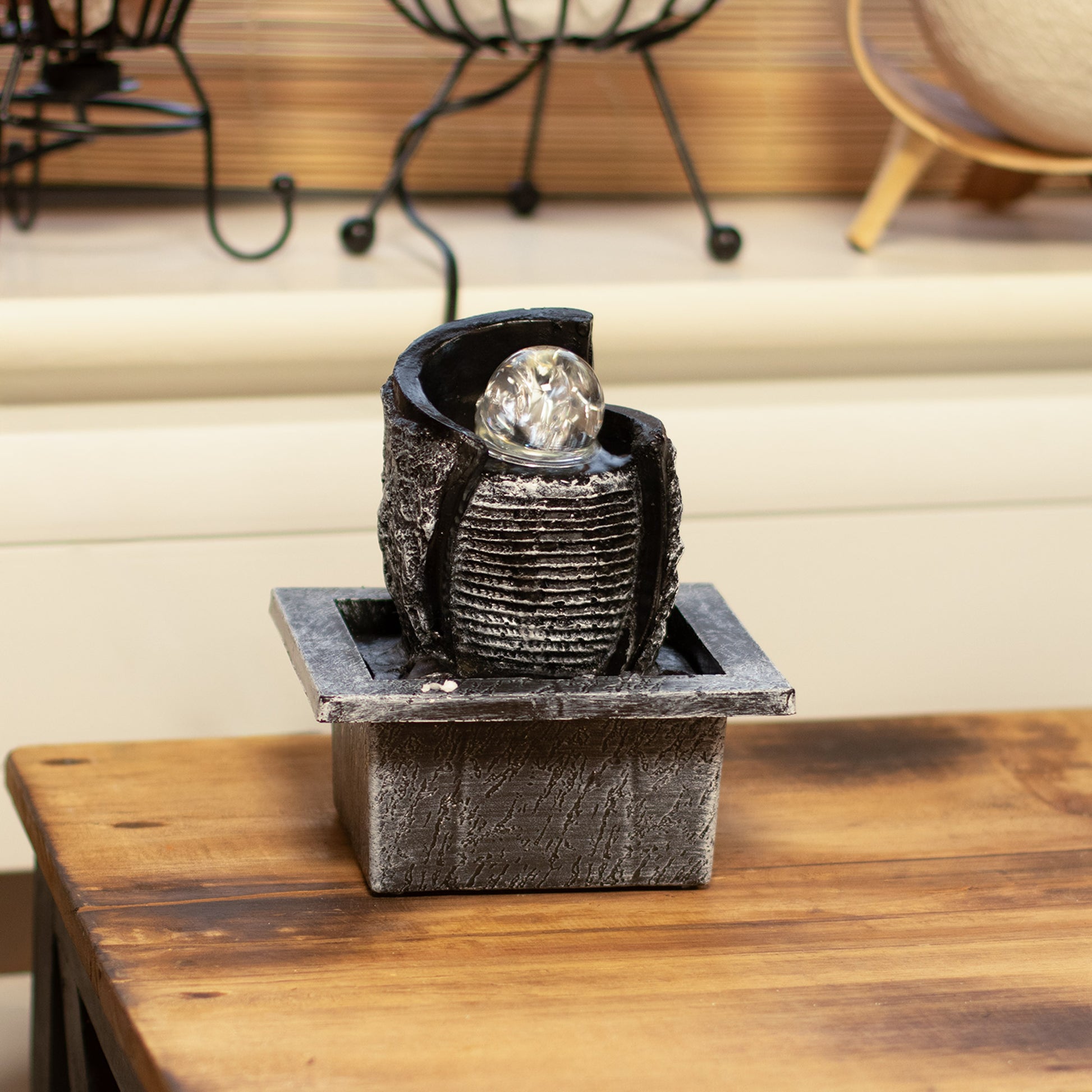 Fuentes de sobremesa en tonos gris y plateado, material de resina, diseño moderno con esfera de cristal.
