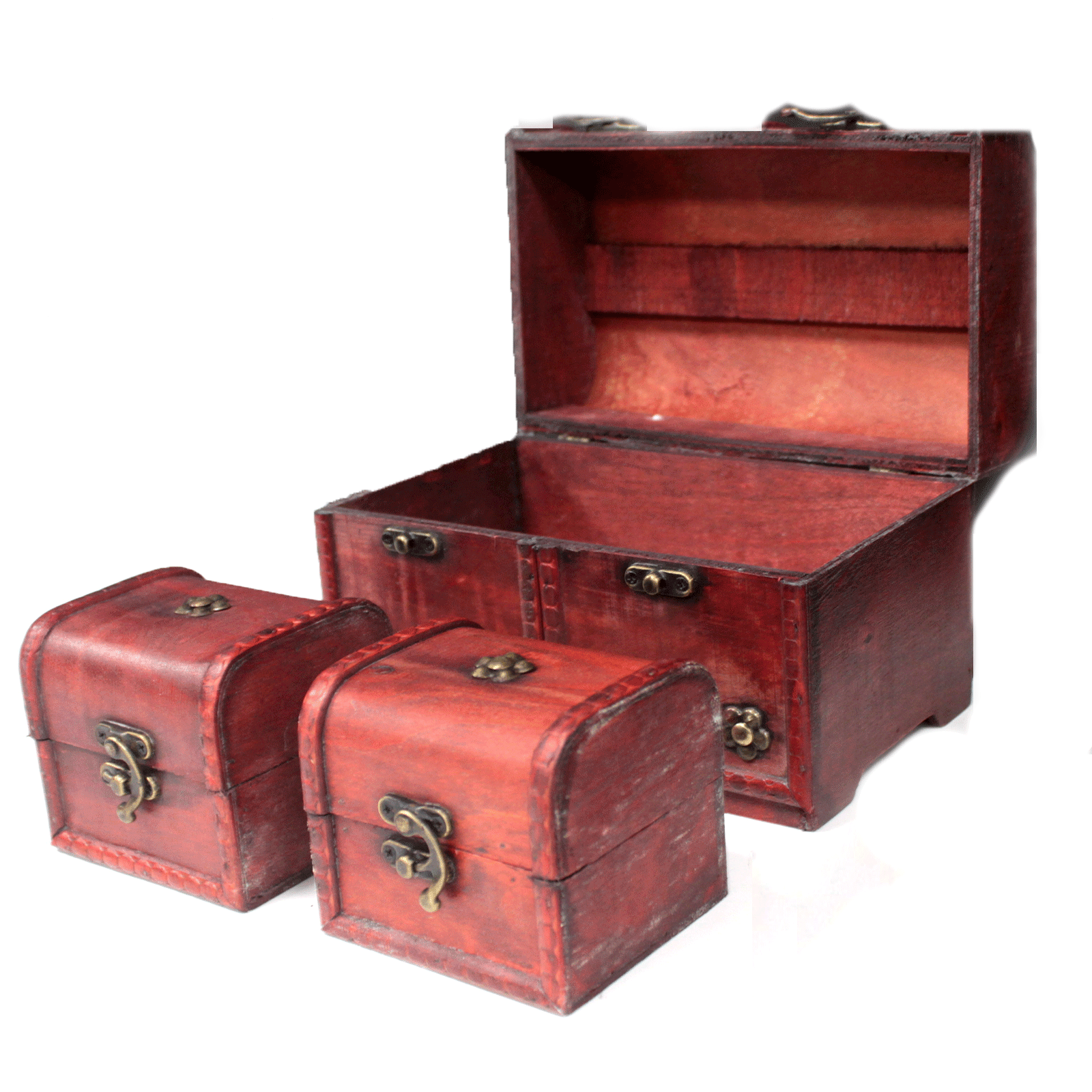 Caja de madera roja con dos cofres pequeños, estilo vintage y herrajes de bronce. Ideal para almacenamiento decorativo.