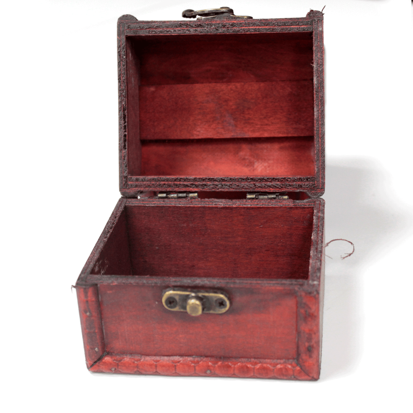 Caja de madera roja, con interior vacío, estilo vintage y detalles en bronce. Perfecta para almacenar objetos pequeños.