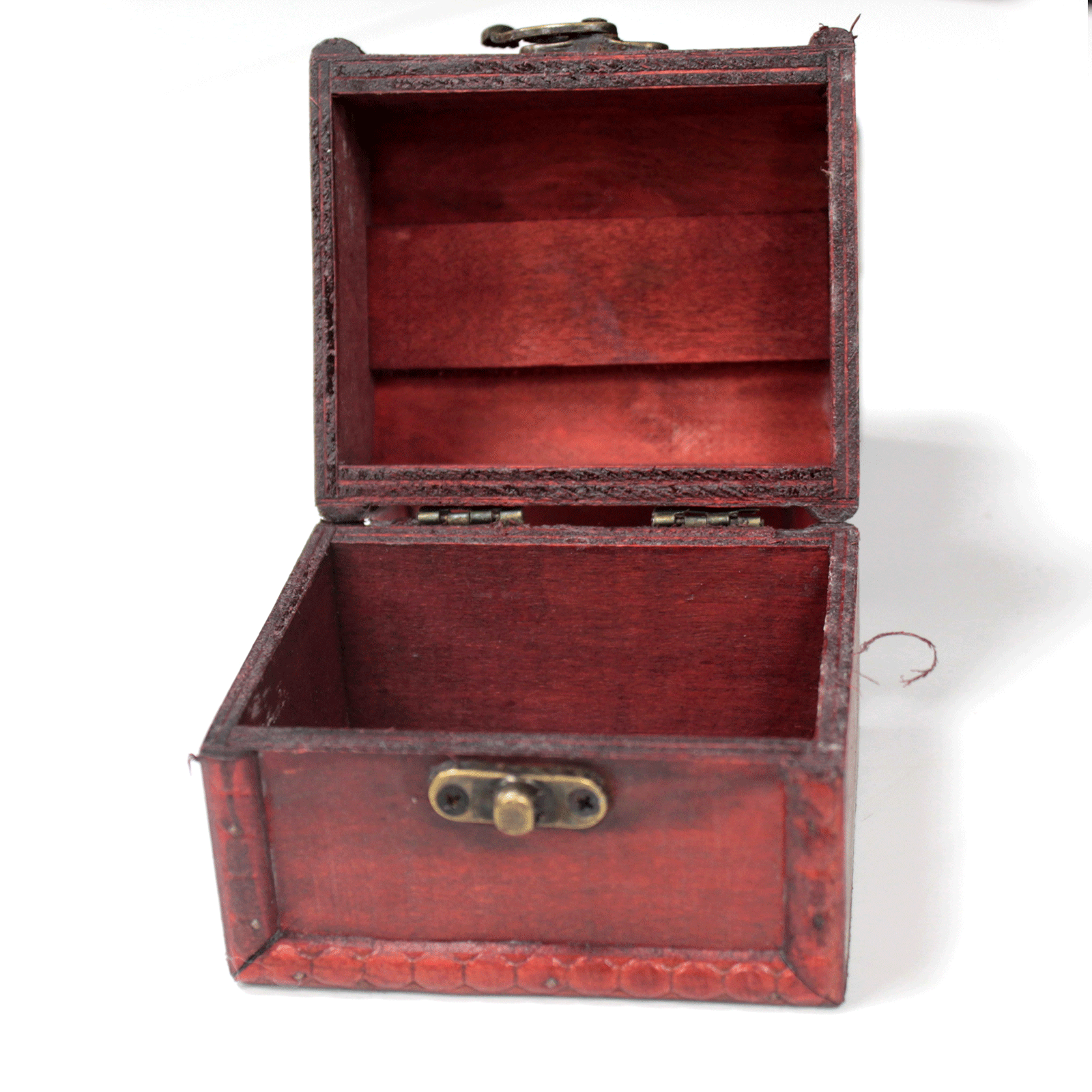 Caja de madera roja, con interior vacío, estilo vintage y detalles en bronce. Perfecta para almacenar objetos pequeños.
