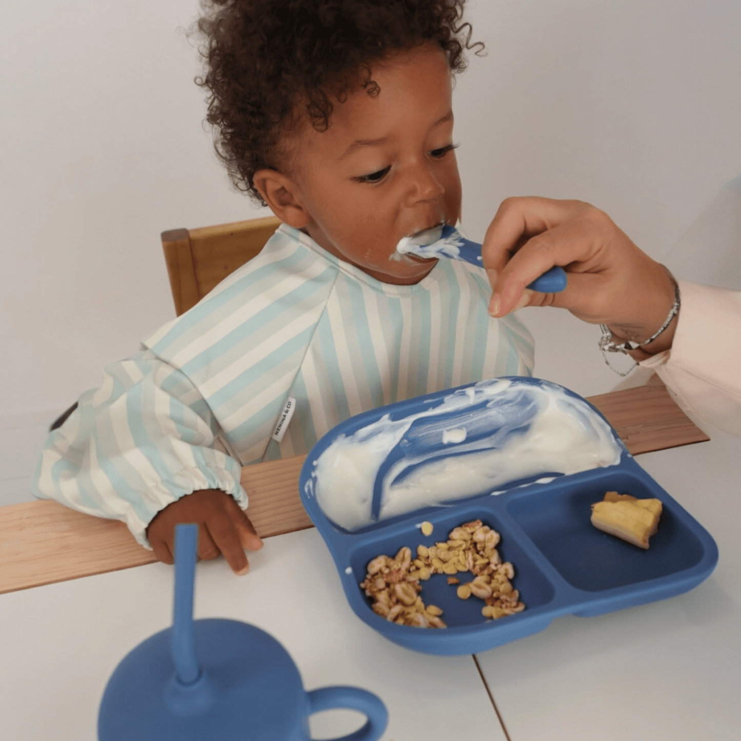 Babero con manga impermeable Vertical Stripes Nenina & Co