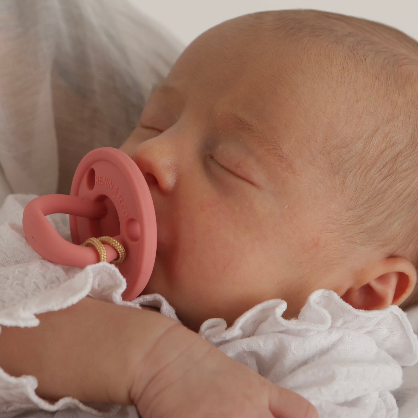 Kit Nenina & Co – Rosa | 2 Chupeteros Algodón Orgánico + 1 Chupete Clásico de Silicona
