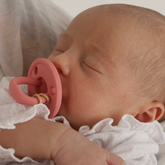 Kit Nenina & Co – Rosa | 2 Chupeteros Algodón Orgánico + 1 Chupete Clásico de Silicona