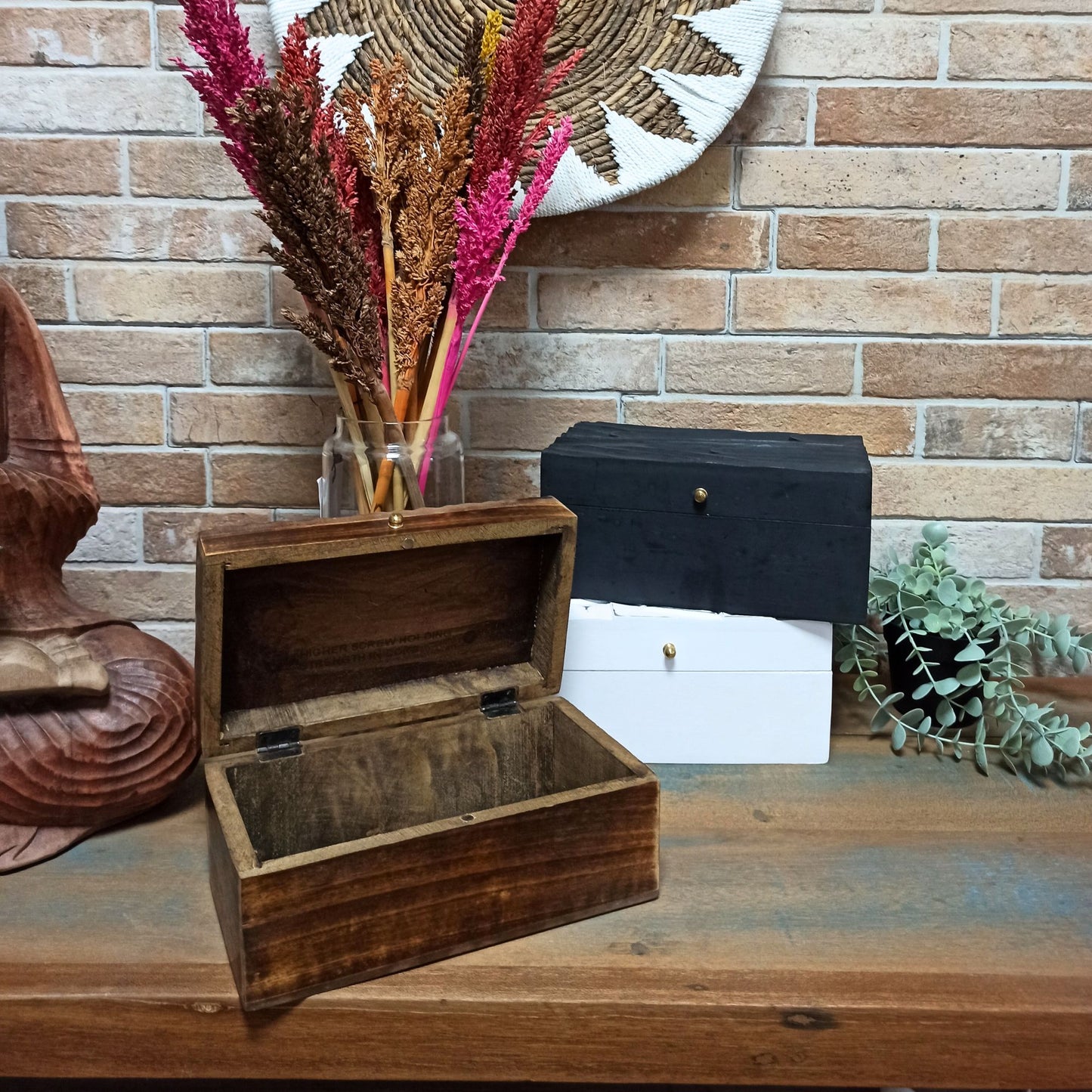 Caja de madera marrón con tapa, decoración moderna y elegante, ideal para almacenamiento y organización.