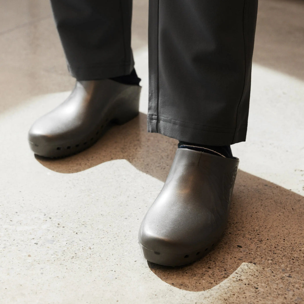 Men's gray waterproof clogs made of durable plastic, perfect for casual wear or work environments.