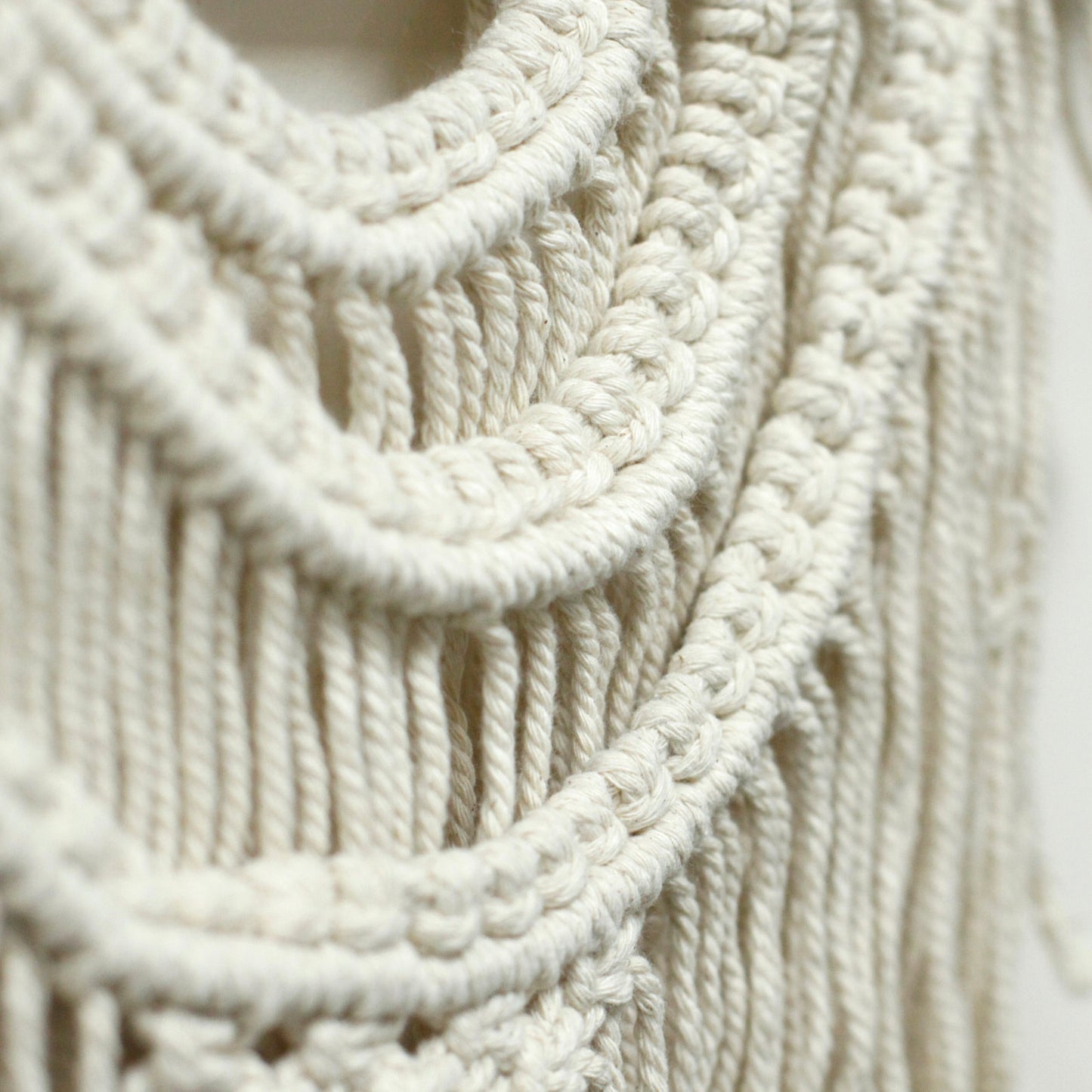 Mural de macramé en color crema, tejido de cuerda de algodón, estilo bohemio y decorativo para interiores.