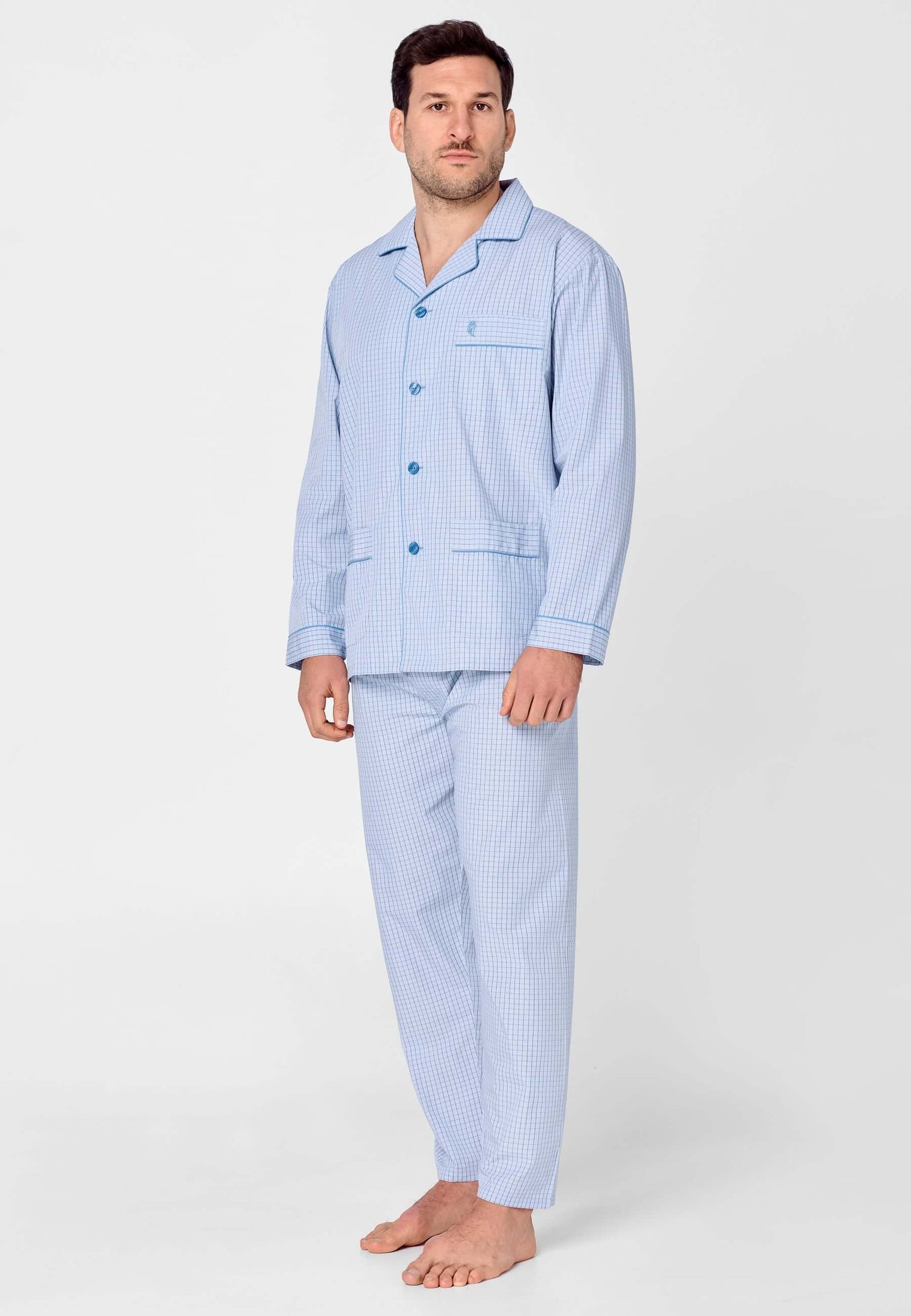 Pijama Hombre Largo Premium en color azul con cuadros, modelo clásico y cómodo de presentación elegante.