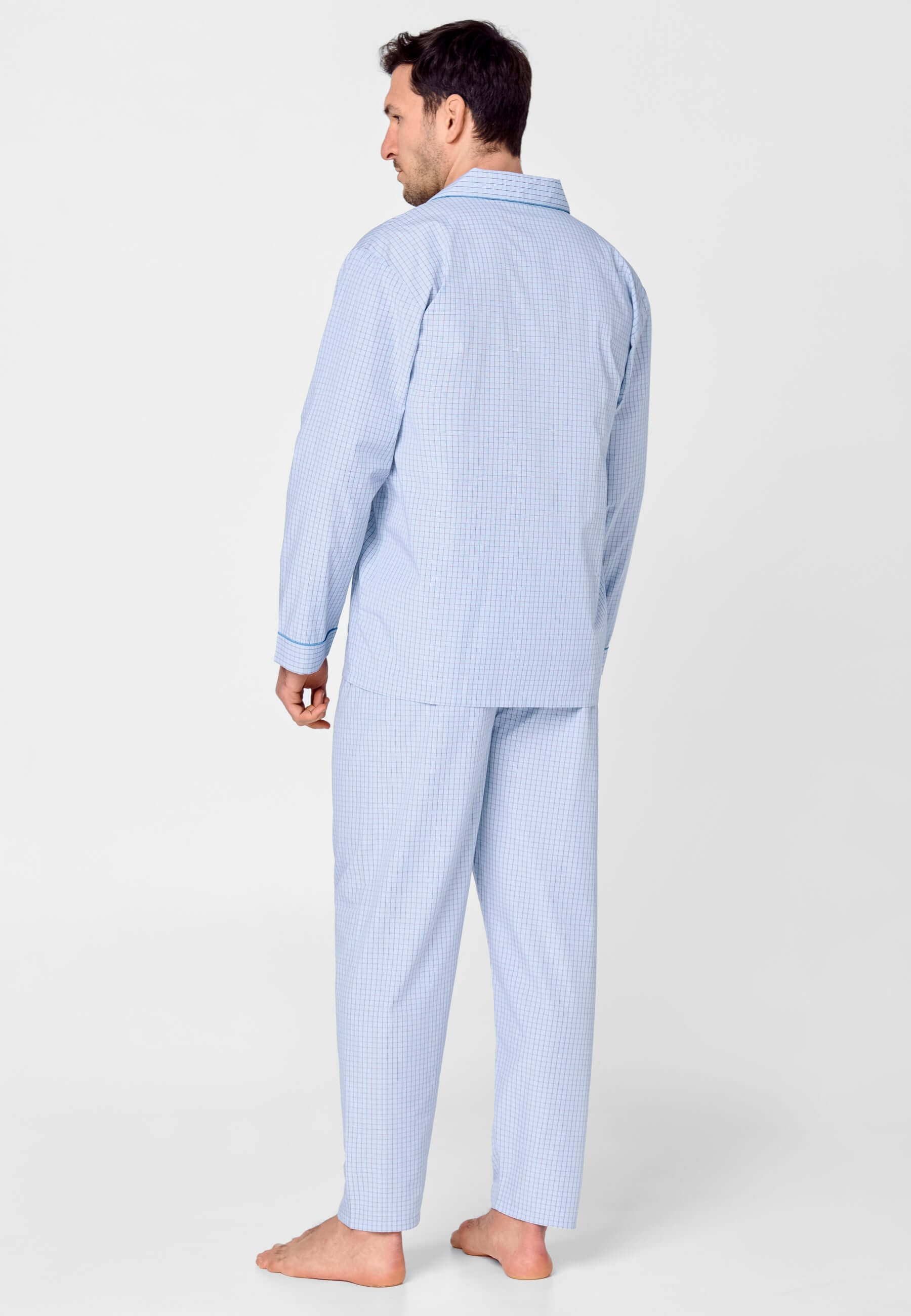 Pijama Hombre Largo Premium Solapa Popelín Cuadros - Azul, vista trasera de la chaqueta y pantalones en un diseño de cuadros.