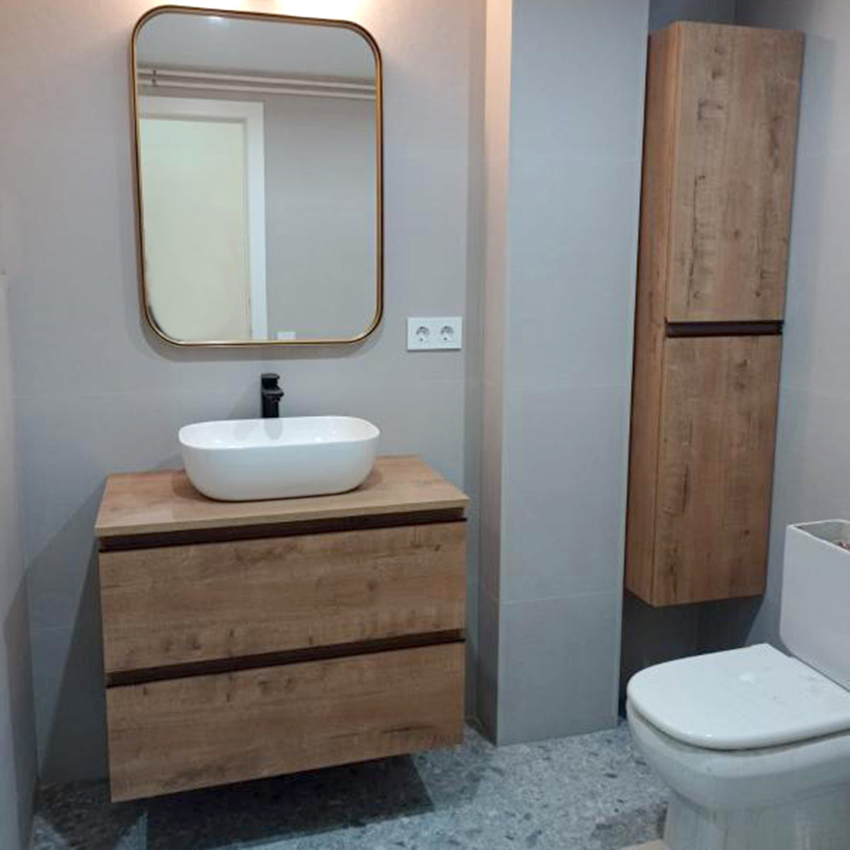 Mueble roble ostippo baño instalado con lavabo de piedra