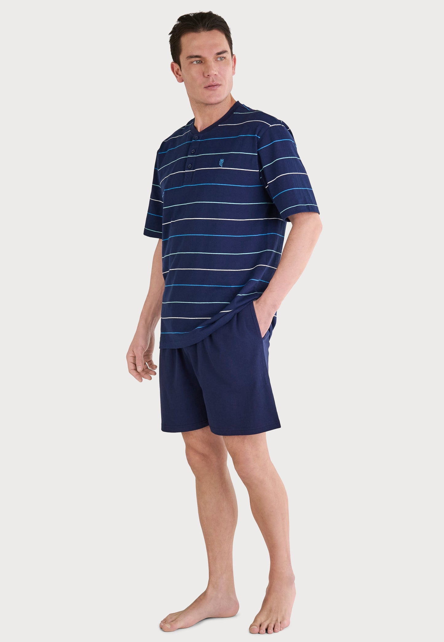 Pijama de hombre en azul marino con rayas horizontales y pantalones cortos a juego, de algodón suave y cómodo.