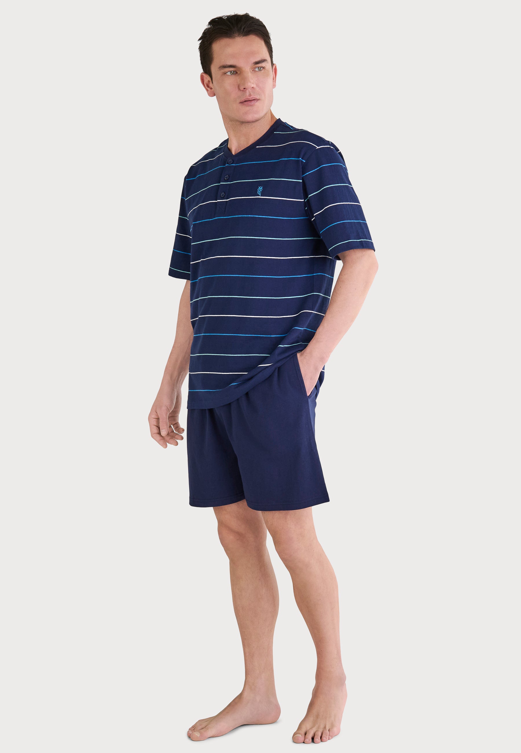 Pijama de hombre en azul marino con rayas horizontales y pantalones cortos a juego, de algodón suave y cómodo.