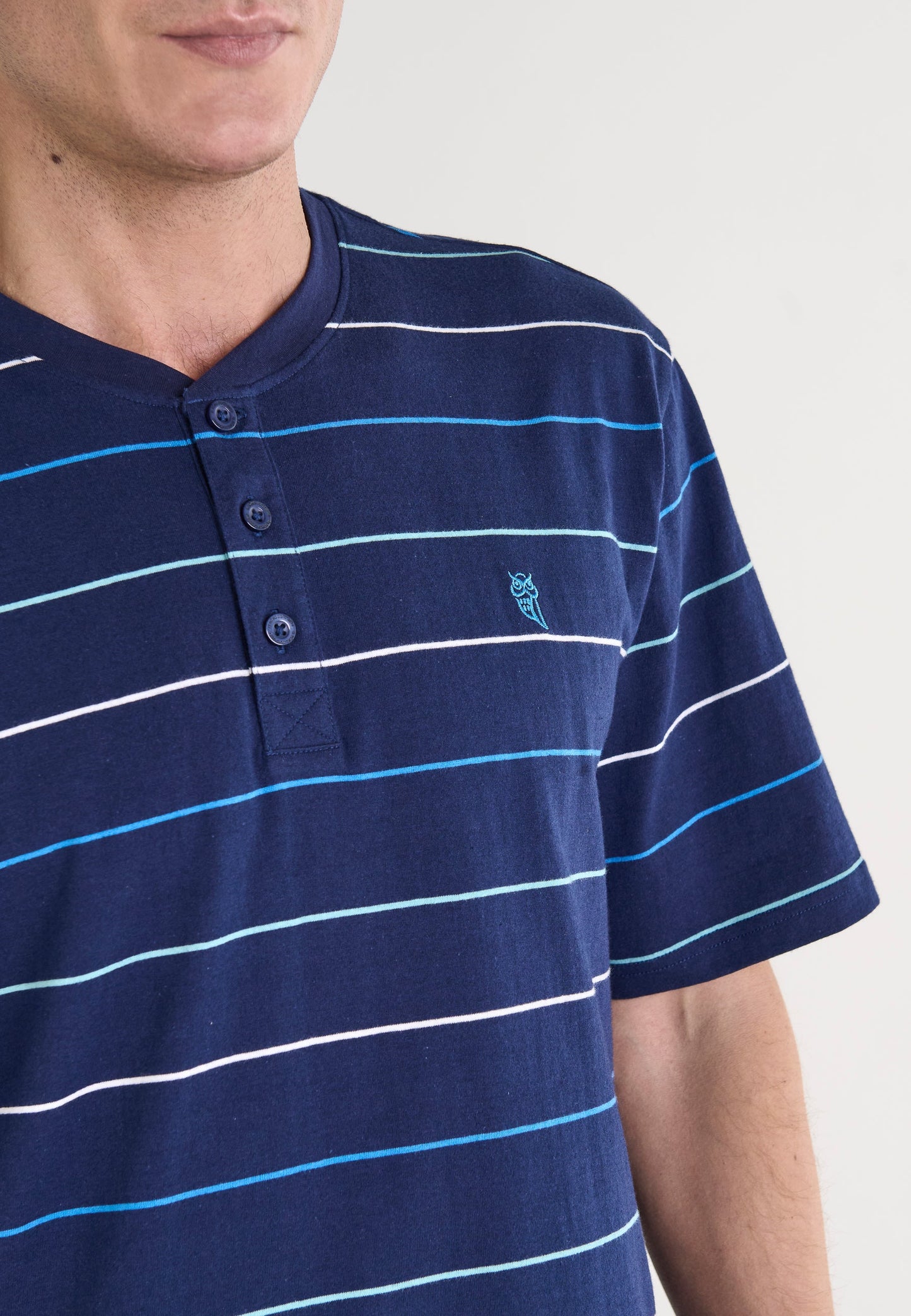 Camiseta de rayas azul marino y celeste, de algodón, estilo casual con botón en el cuello.