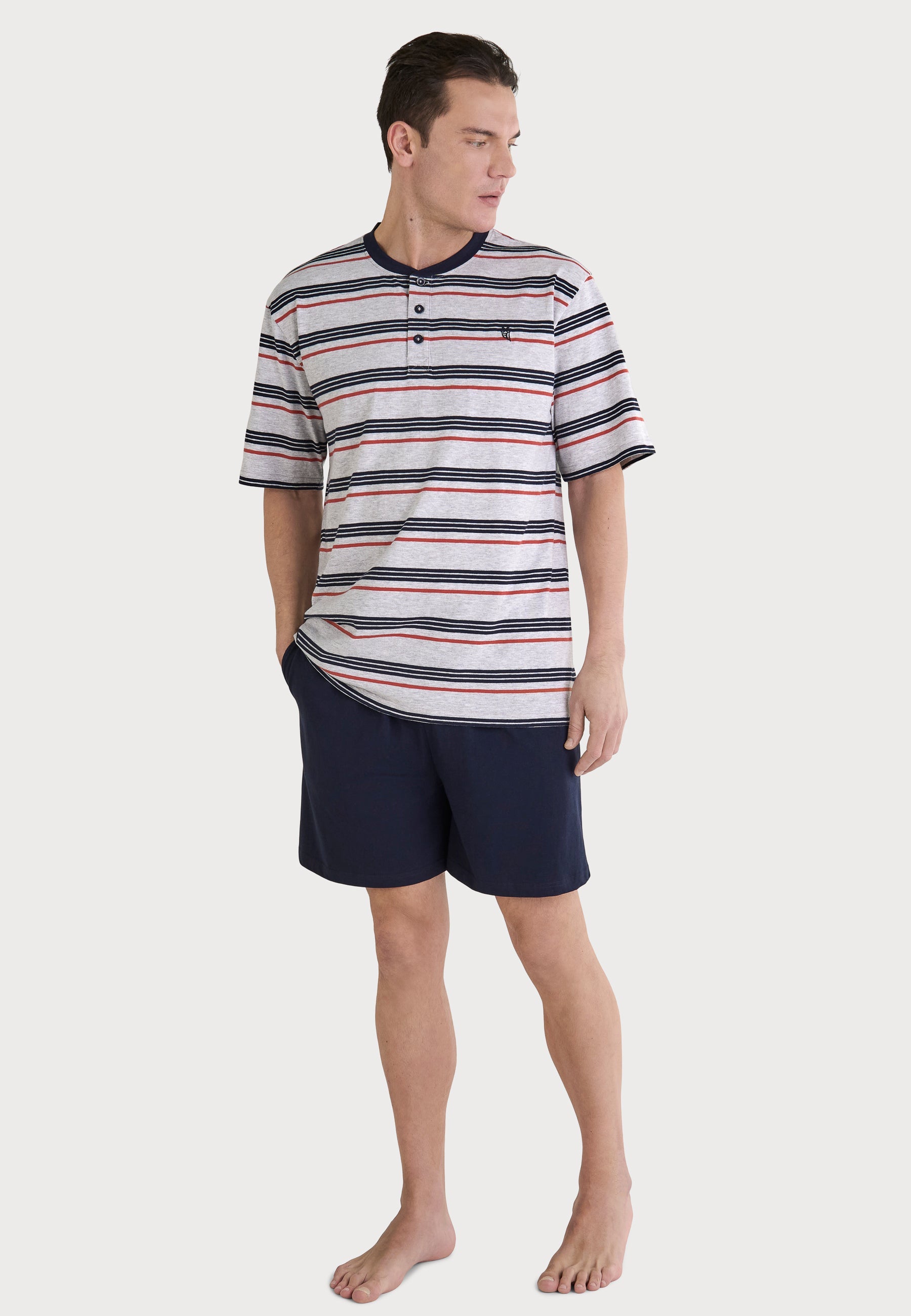 Pijama de hombre, camiseta de rayas azul y rojo, pantalones cortos oscuros, estilo casual y cómodo.