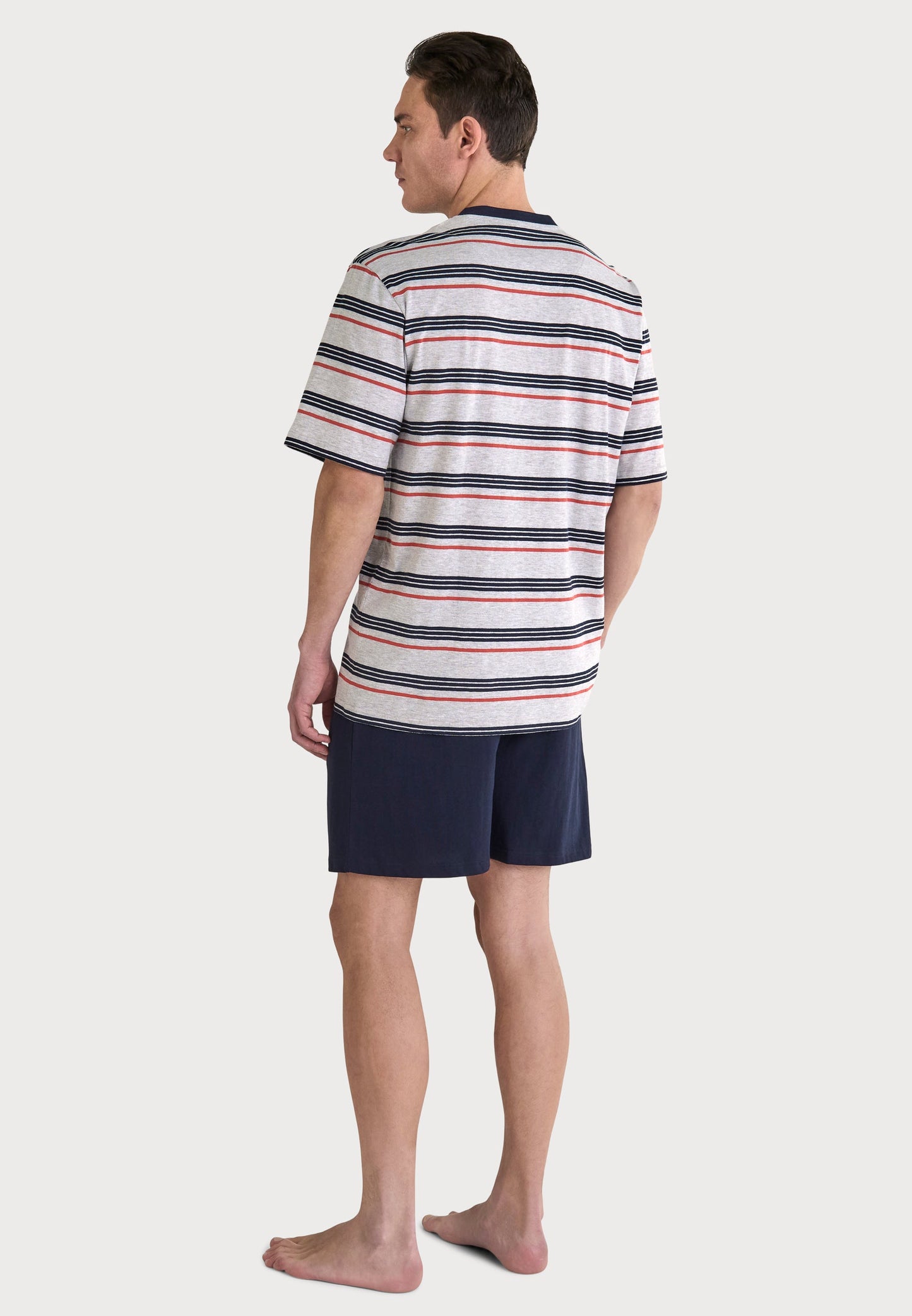 Camiseta de hombre de rayas azul y gris con pantalones cortos navy, estilo casual y cómodo para verano.