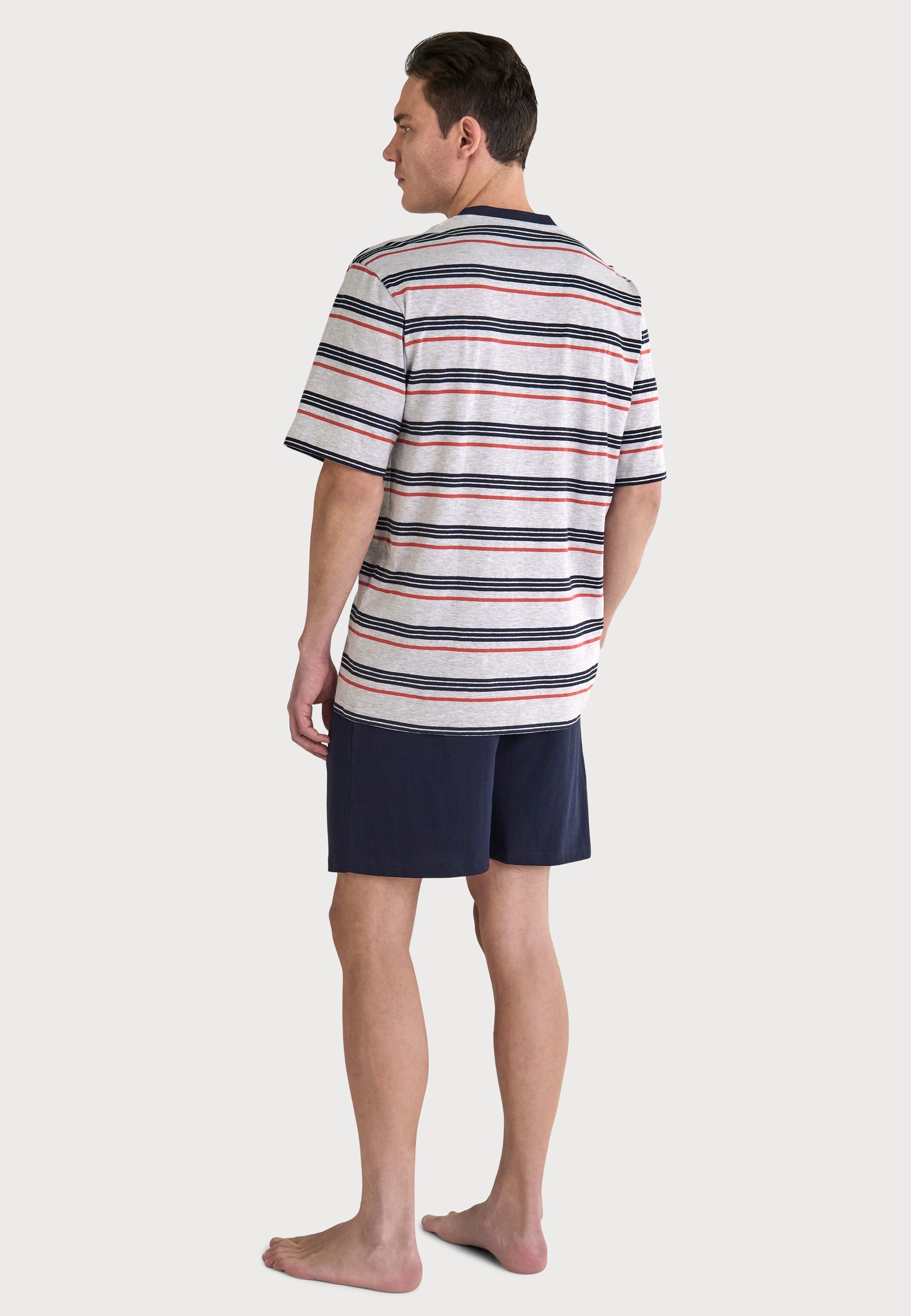 Camiseta de hombre de rayas azul y gris con pantalones cortos navy, estilo casual y cómodo para verano.