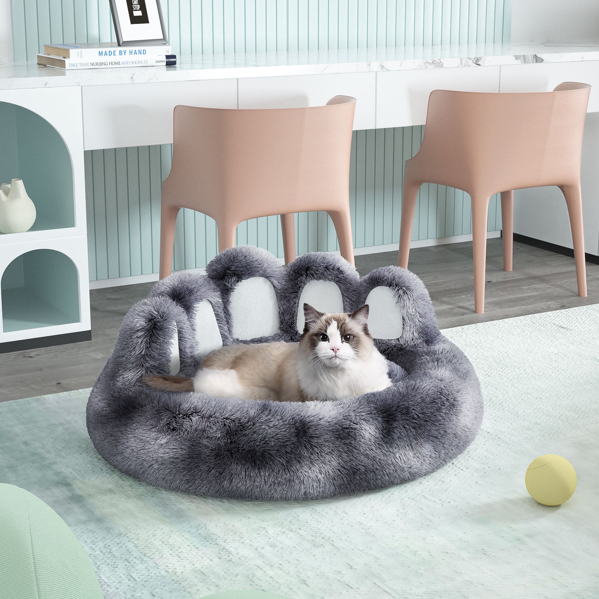 Cama Pata de Oso: Un perro pequeño durmiendo tranquilamente en la cama, que está integrada en un salón moderno, acentuando su función decorativa y el confort que proporciona.