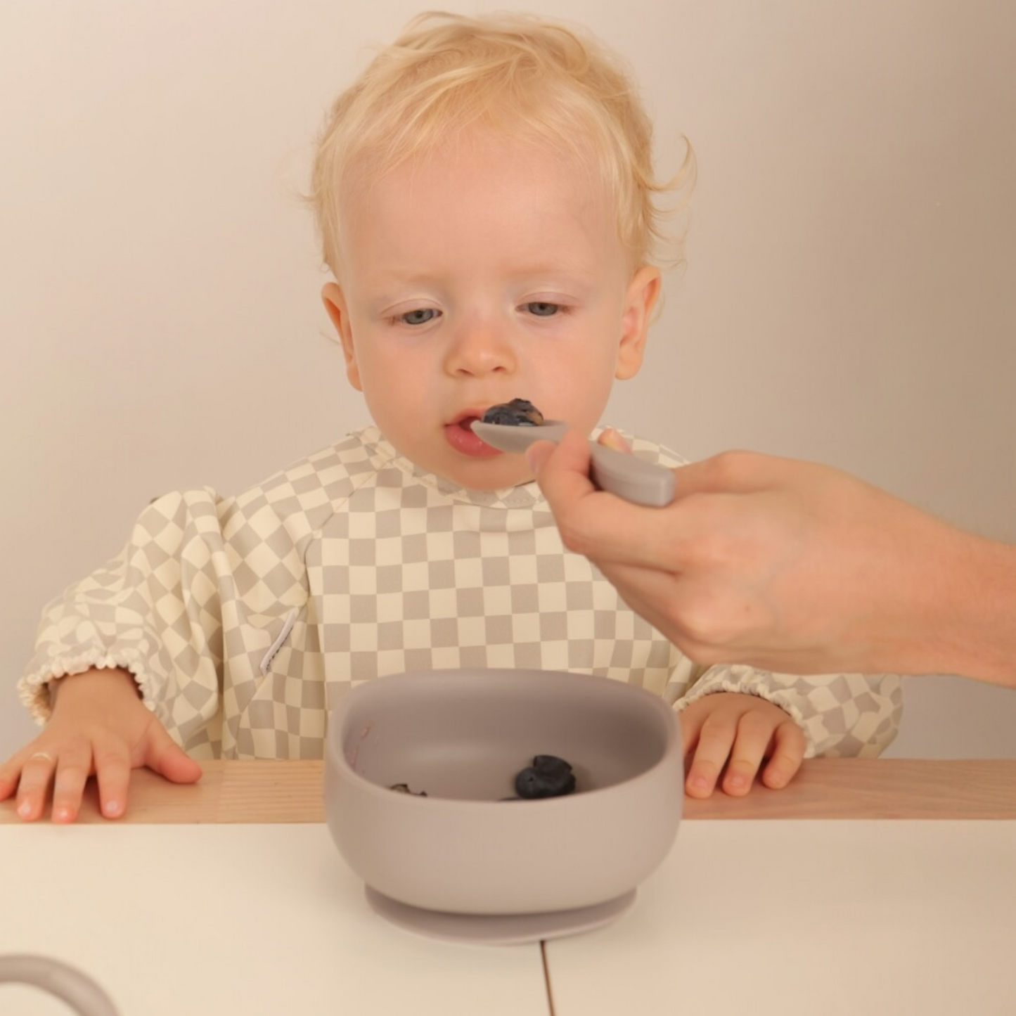 Babero con Manga impermeable Vichy Beige + Babero corto Nenina & Co