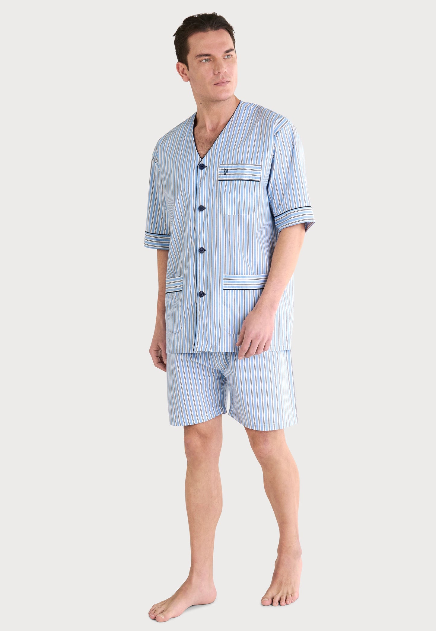 Pijama de hombre a rayas azul claro con botones, de algodón, estilo casual y cómodo para dormir.