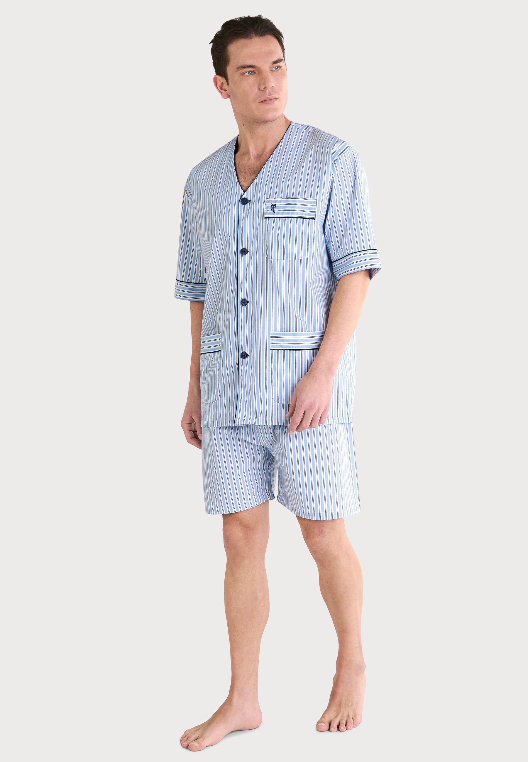 Pijama de hombre a rayas azul claro con botones, de algodón, estilo casual y cómodo para dormir.