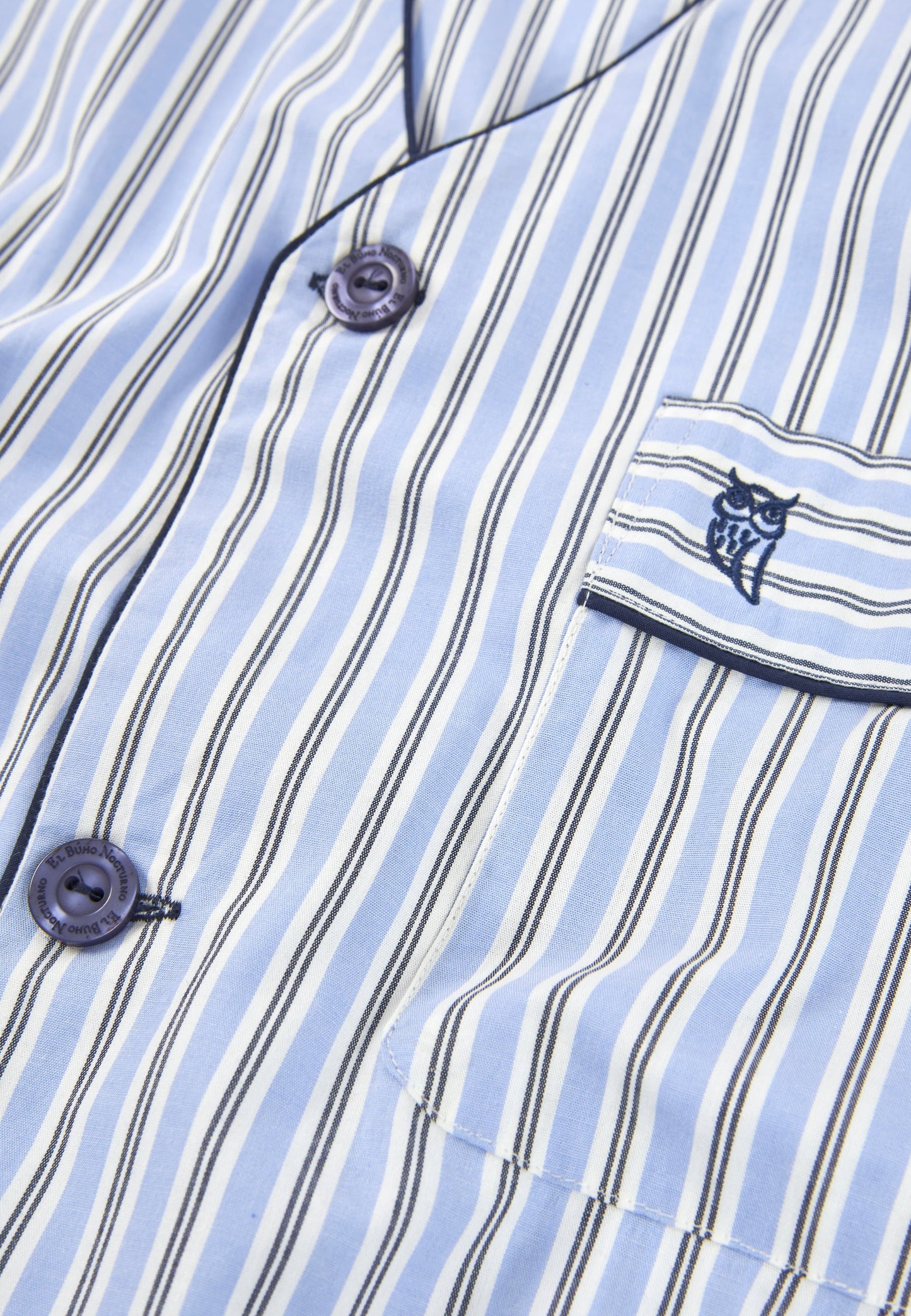 Camisa de pijama de rayas azul claro y azul oscuro, con bolsillo y logo de búho, 100% algodón.