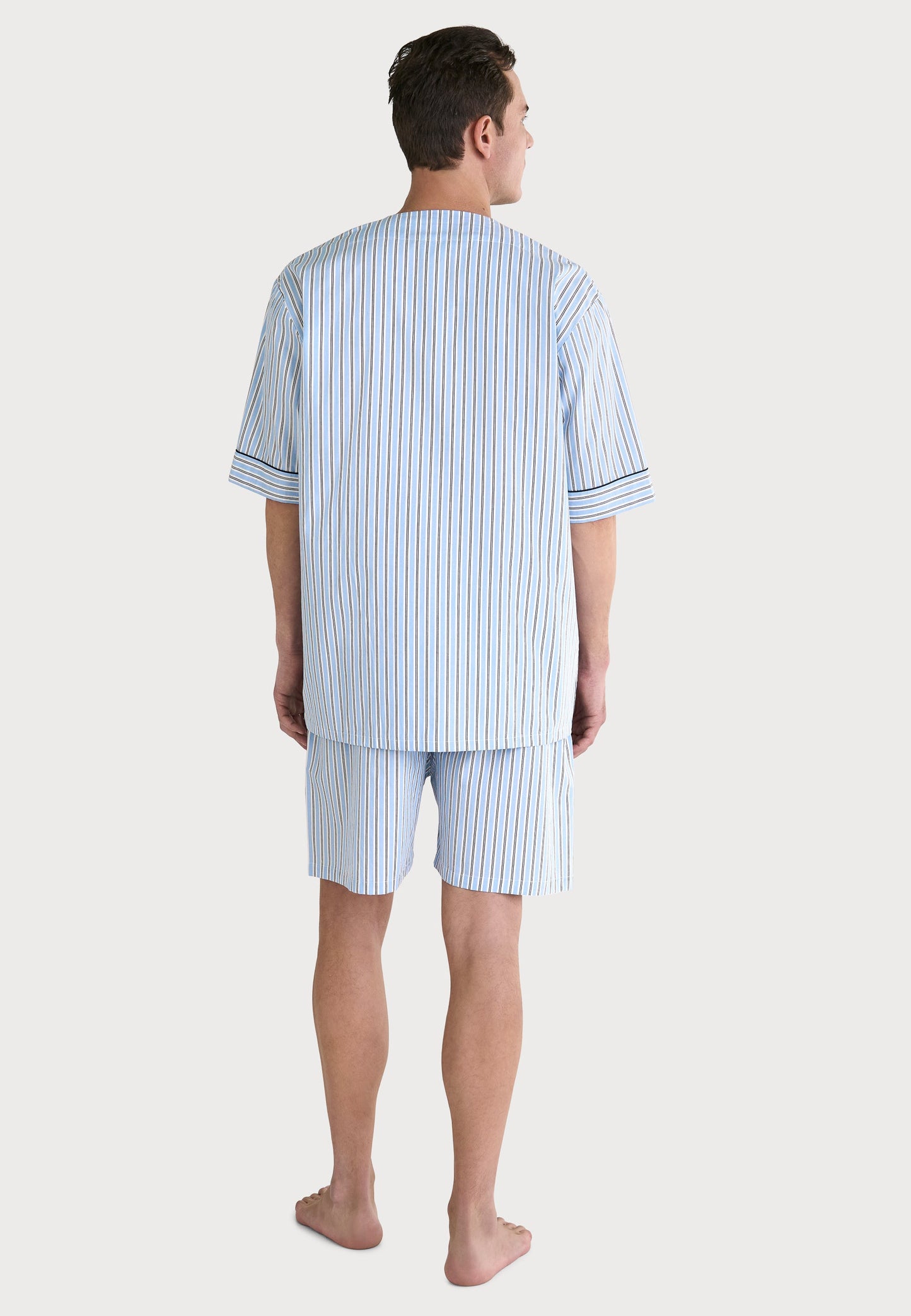 Pijama hombre de rayas azules y blancas, algodón ligero, estilo corto, cómodo y fresco para el verano.