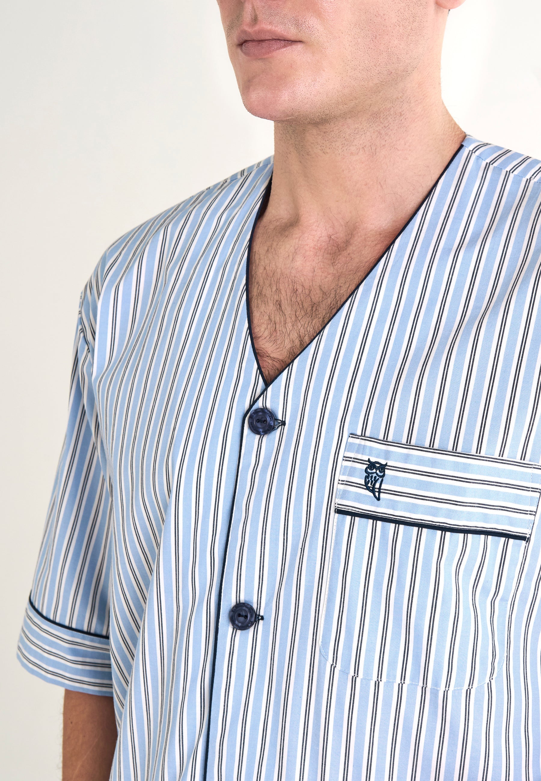 Camisa de pijama azul con rayas, algodón, estilo clásico, cuello en V y bolsillo, para hombre.